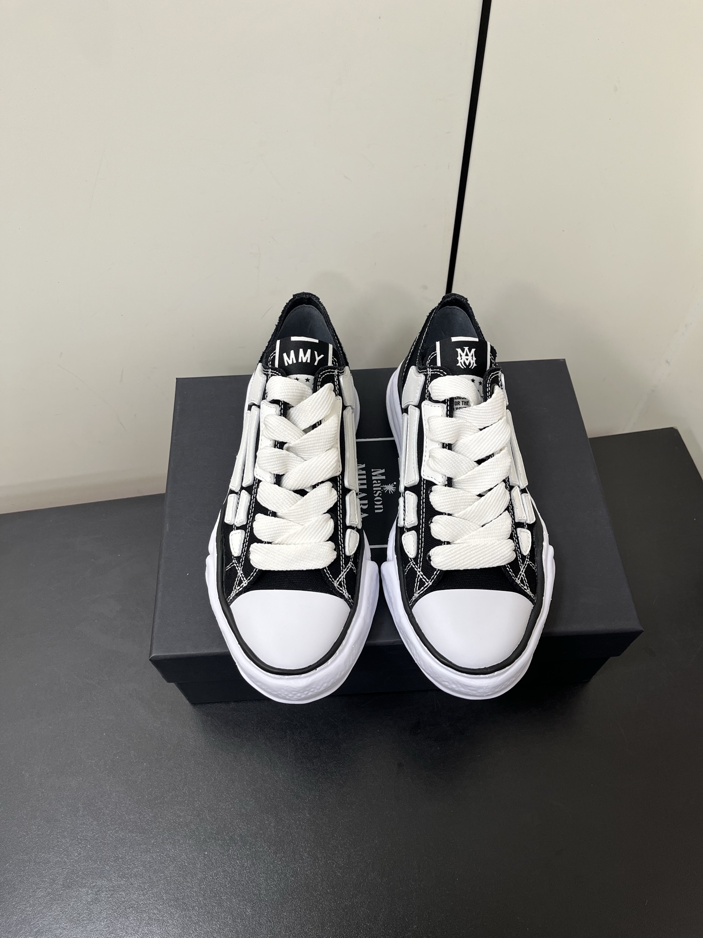 NO:233141,AMIRI × Maison MIHARAO YASUHIR Bone Dissolving Shoes Brand Order Original Quality AMIRI x MMY Jointly launches co-branded shoes, cleverly blending the classic designs of the two brands Handmade clay mold soles and AMIRI's signature BONES leather embroidery details are a major feature of the shoe, showing unique craftsmanship and style Material upper original custom space Monica canvas!  Inner original technology cloth, large sole original molded steel stamp EVA foam sole, size35-41 female 39-47 male (40.41 female 45.46.47 male custom made no return), casual shoes/sports shoes, amiri, sneakers19860909AMIRI × Maison MIHARAO YASUHIR骨头溶解鞋 品牌订单 原单品质 AMIRI x MMY 携手合作 推出联名鞋款 将两大品牌的经典设计巧妙融合 手工制作的粘土模具鞋底和AMIRI标志性BONES皮革刺绣细节作为鞋款的一大特色 展现出独特的工艺与风格 材质鞋面原版定制太空莫尼卡帆布！ 内里原版科技布、 大底原开模钢印EVA发泡底、 size35-41女 39-47男（40.41女45.46.47男定做不退换）,休闲鞋/运动鞋,amiri,sneakers,Women's Shoes