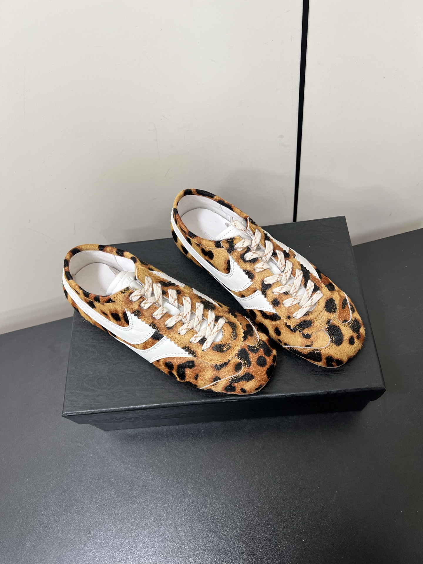 New P650💰Dries Van Noten DVN Marathon Treads: 2025 Designers Transform Classical Elements - 图片 2