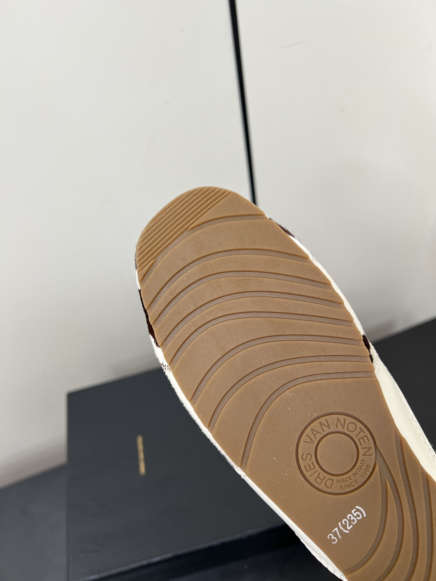 New DVN Marathon Treads: 2025 Designers Revamp Classic Elements in Sneaker Collection - 图片 9