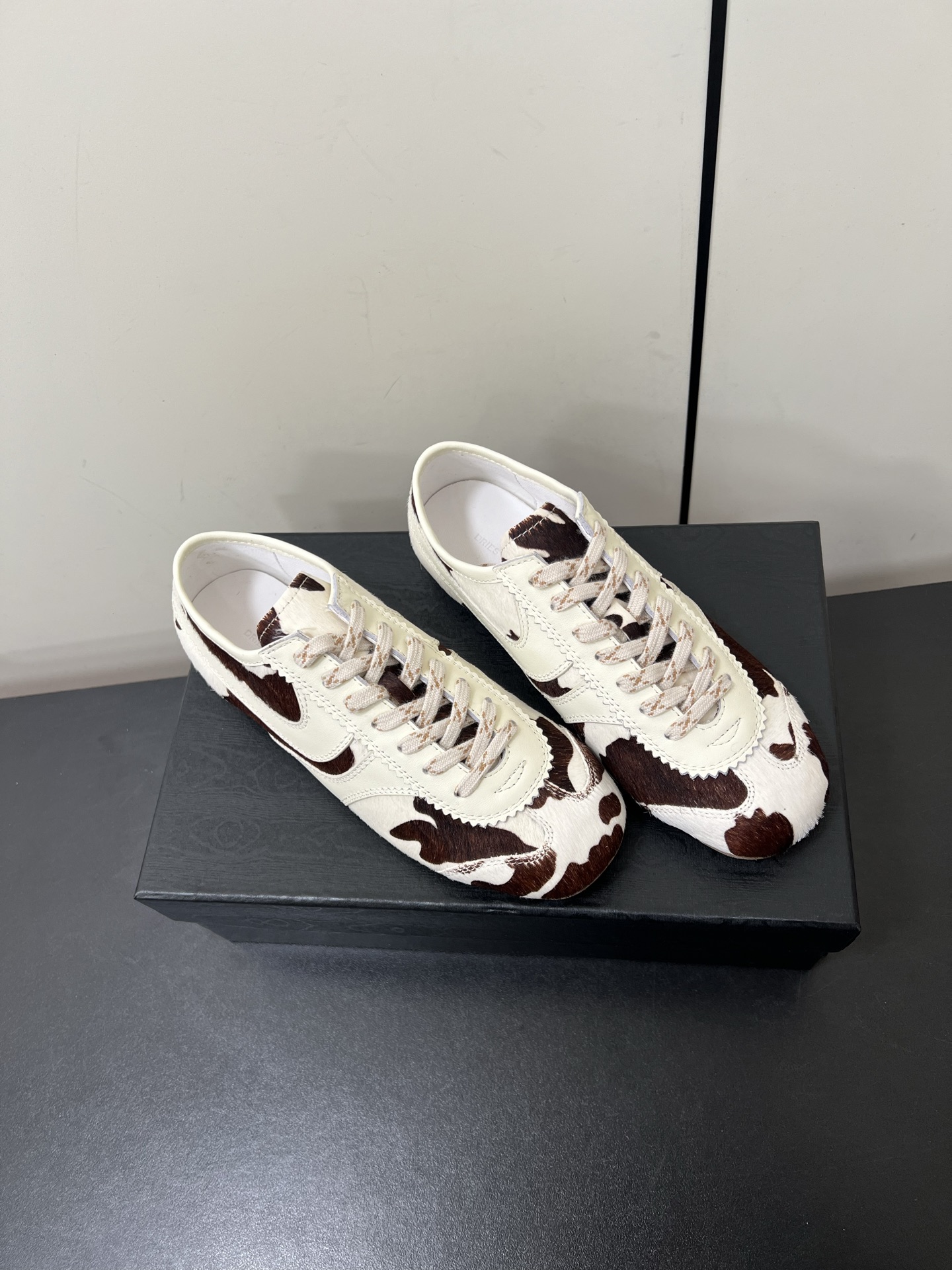 New DVN Marathon Treads: 2025 Designers Revamp Classic Elements in Sneaker Collection - 图片 2