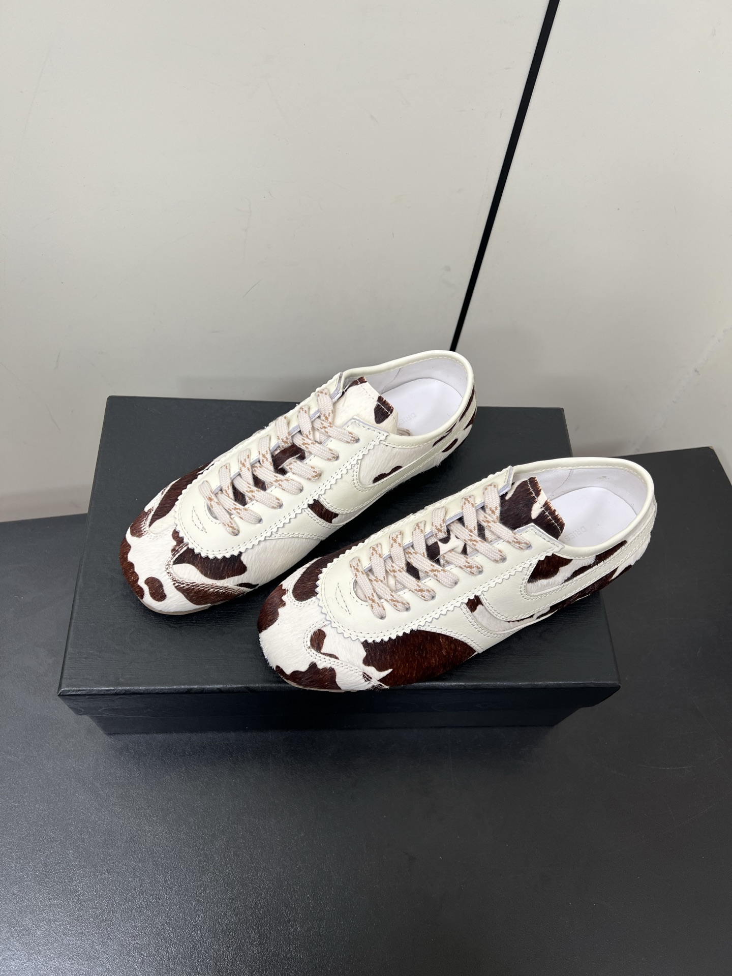 New DVN Marathon Treads: 2025 Designers Revamp Classic Elements in Sneaker Collection - 图片 3