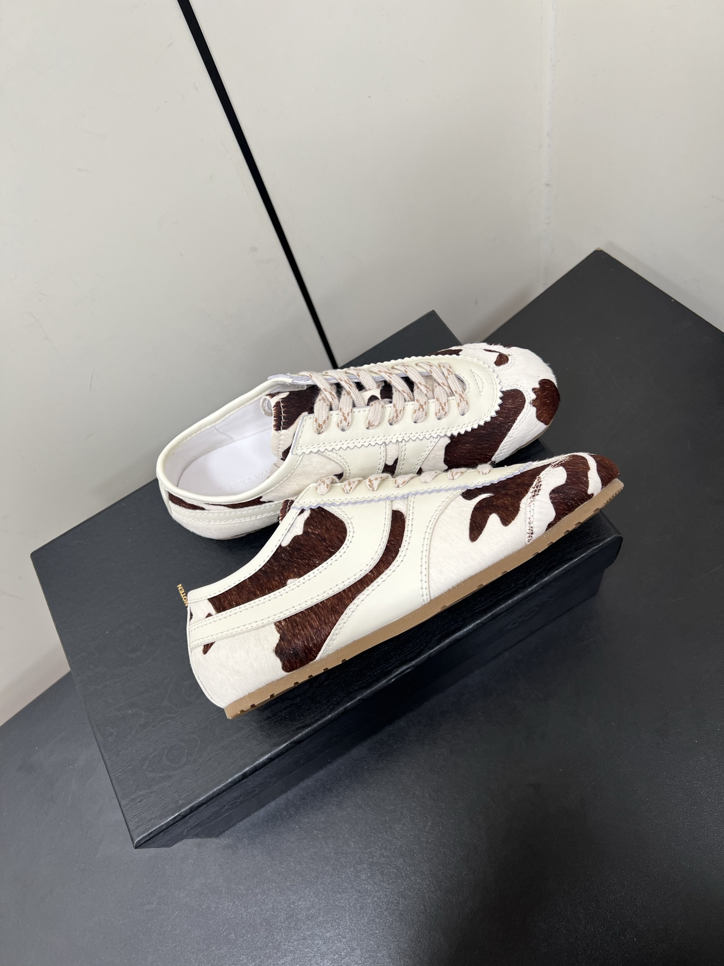 New DVN Marathon Treads: 2025 Designers Revamp Classic Elements in Sneaker Collection - 图片 5