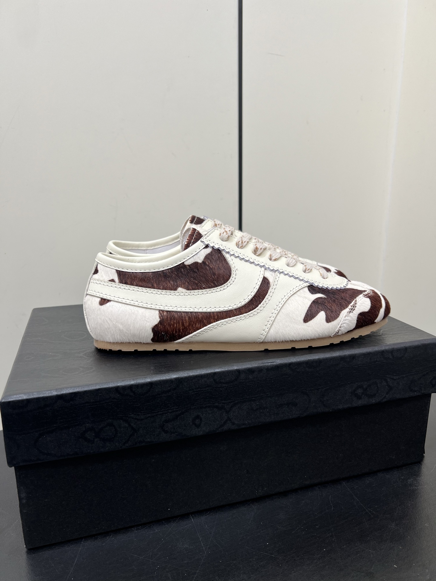 New DVN Marathon Treads: 2025 Designers Revamp Classic Elements in Sneaker Collection - 图片 4