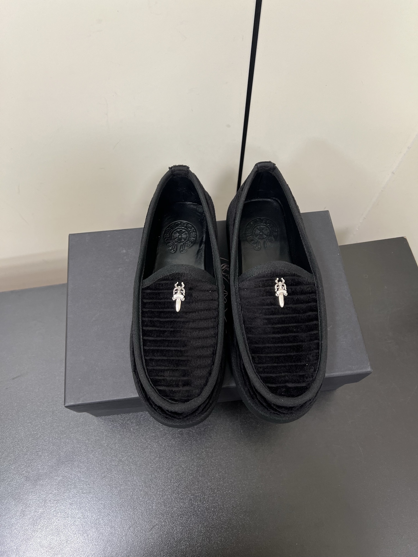 NO:233144,Chrome hearts Croheart Sword Silver Corduroy Stick/Loafers!  This season's new autumn and winter style, the weather is cooler and recommended items for keeping warm when going out in the streets. There is no one of the most elegant and chilly loafers. It is versatile and versatile. It will directly let you throw away all the loafers!  #Croshearts #Chroshearts #Croshearts Women's Size 35-37 Men's Size 39-44 Larger size, loafers, chrome hearts, chrome hearts, loafers19860909Chrome hearts 克罗心宝剑银饰灯芯绒一脚蹬/乐福鞋！本季秋冬新款,天气降温 秋冬出街保暖推荐单品,最雅最chil的乐福鞋没有之一,百搭任何裤子Ti 直接让你把所有的乐福鞋都扔掉！ #克罗心 #chromehearts #克罗心鞋 女码35-37 男码39-44 偏大一码,乐福鞋,chrome hearts,chrome hearts,loafers,Women's Shoes