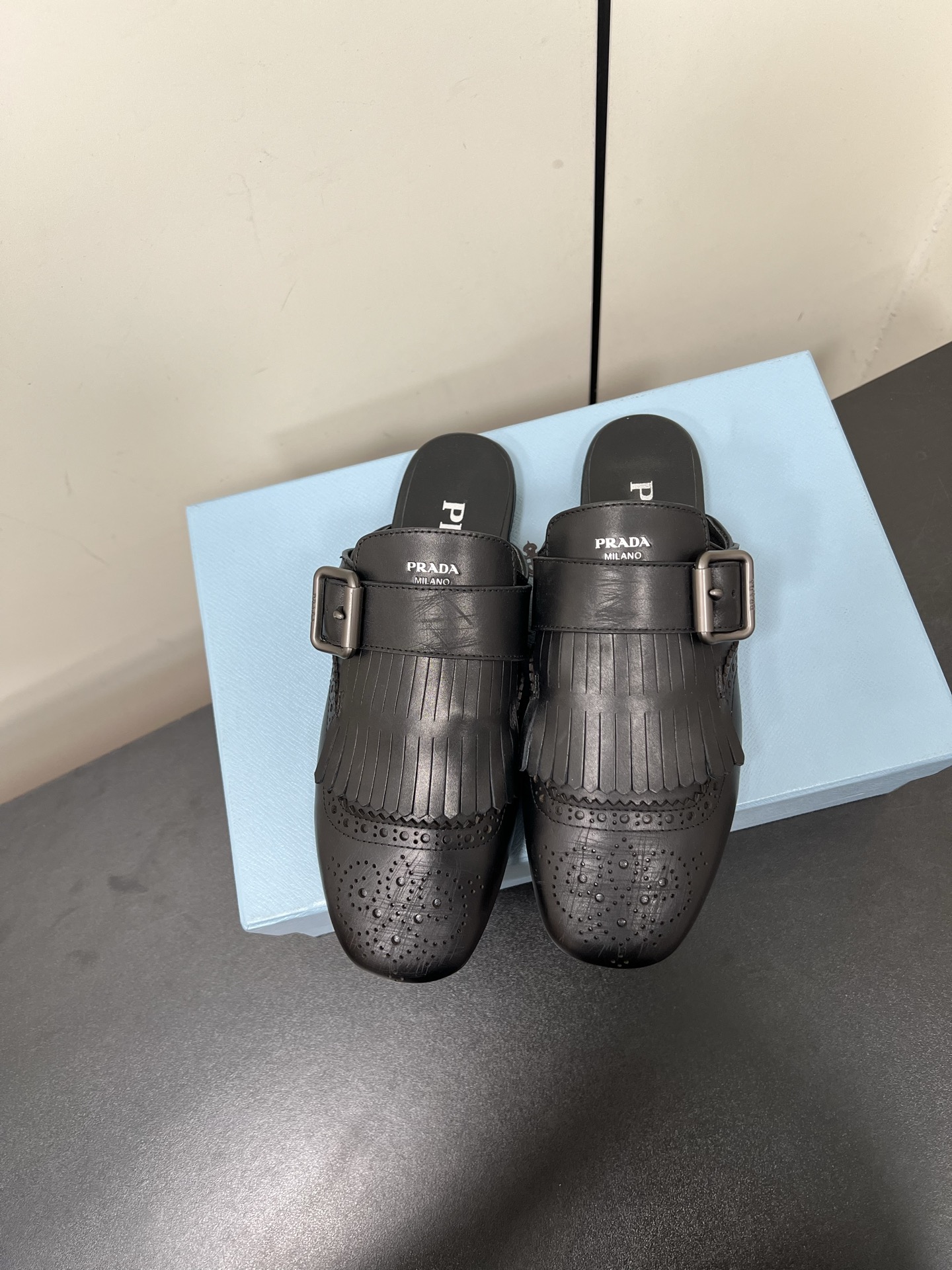 NO:233153,P men's 55Ss spring and summer new Prada Prada couple retro hand-carved leather carved buckle flat loafers/half slippers This shoe is intended to present a classic and retro style, combining masculine temperament and soft style, forming a binary contrast, highlighting the iconic style of the Prada series. The tassels are refined with special handcrafts, and the buckles, block patterns and other details show the traditional charm. A surprising reinterpretation breaks the routine and is reinterpreted. This shoe is rejuvenated with a more fashionable design. Imported calfskin upper, inner lining, sheepskin sole, rubber sole, size 35-44 (for women 40 customization, non-return and exchange), semi-sliding shoes, prada, prada, loafers, slippers, cowhide, sheepskin19860909P男款55Ss春夏新款Prada普拉达情侣复古手工雕花皮雕扣平底乐福鞋/半拖鞋 这款鞋履着意呈现经典与复古格调,兼具阳刚气质与柔美风情,形成二元对比,彰显Prada系列的标志性风格.流苏采用特殊手工艺精制而成,扣带、布洛克花纹等细节展露传统魅力.打破常规而令人惊喜的重新演绎,这款鞋履以更加时尚的设计焕新亮相. 鞋面进口小牛皮 内里羊皮内里 鞋底橡胶鞋底 码数35-44（女40定制不退换）,半拖单鞋,prada,prada,loafers,slippers,cowhide,sheepskin,Women's Shoes