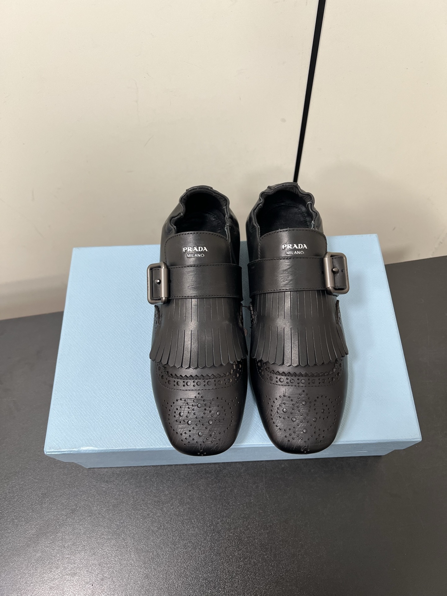 NO:233154,Men's 55Ss Spring and Summer New Prada Prada Couple Retro Hand-Carved Leather Carved Buckle Flat Loafers/Semi-slippers This shoe is intended to present a classic and retro style, combining masculine temperament and soft style, forming a binary contrast, highlighting the iconic style of the Prada series. The tassels are refined with special handcrafts, and the buckles, block patterns and other details show the traditional charm. A surprising reinterpretation breaks the routine and is re-interpreted. This shoe is rejuvenated with a more fashionable design. Imported calfskin upper, inner lining, rubber sole, size 35-44 (for women 40 customization, non-return and exchange), semi-sliding shoes, prada, prada, loafers, slippers, cowhide, sheepskin19860909男款55Ss春夏新款Prada普拉达情侣复古手工雕花皮雕扣平底乐福鞋/半拖鞋 这款鞋履着意呈现经典与复古格调,兼具阳刚气质与柔美风情,形成二元对比,彰显Prada系列的标志性风格.流苏采用特殊手工艺精制而成,扣带、布洛克花纹等细节展露传统魅力.打破常规而令人惊喜的重新演绎,这款鞋履以更加时尚的设计焕新亮相. 鞋面进口小牛皮 内里羊皮内里 鞋底橡胶鞋底 码数35-44（女40定制不退换）,半拖单鞋,prada,prada,loafers,slippers,cowhide,sheepskin,Women's Shoes