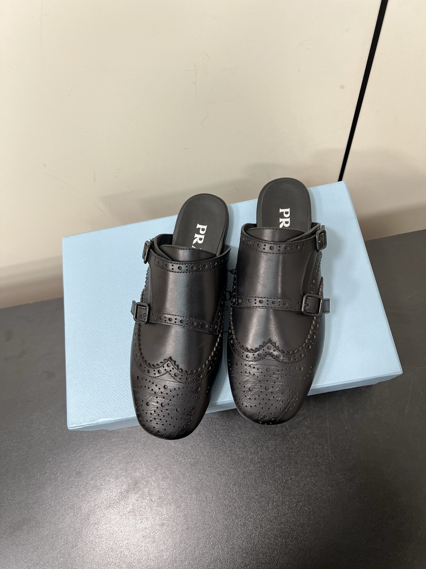 NO:233157,P men's 55Ss spring and summer new Prada Prada couple retro hand-carved leather carved buckle flat loafers/half slippers This shoe is intended to present a classic and retro style, combining masculine temperament and soft style, forming a binary contrast, highlighting the iconic style of the Prada series. The tassels are refined with special handcrafts, and the buckles, block patterns and other details show the traditional charm. A surprising reinterpretation breaks the routine and is reinterpreted. This shoe is rejuvenated with a more fashionable design. Imported calfskin upper, inner lining, sheepskin sole, rubber sole, size 35-44 (for women 40 customization, non-return and exchange), semi-sliding shoes, prada, prada, loafers, slippers, cowhide, sheepskin19860909P男款55Ss春夏新款Prada普拉达情侣复古手工雕花皮雕扣平底乐福鞋/半拖鞋 这款鞋履着意呈现经典与复古格调,兼具阳刚气质与柔美风情,形成二元对比,彰显Prada系列的标志性风格.流苏采用特殊手工艺精制而成,扣带、布洛克花纹等细节展露传统魅力.打破常规而令人惊喜的重新演绎,这款鞋履以更加时尚的设计焕新亮相. 鞋面进口小牛皮 内里羊皮内里 鞋底橡胶鞋底 码数35-44（女40定制不退换）,半拖单鞋,prada,prada,loafers,slippers,cowhide,sheepskin,Women's Shoes