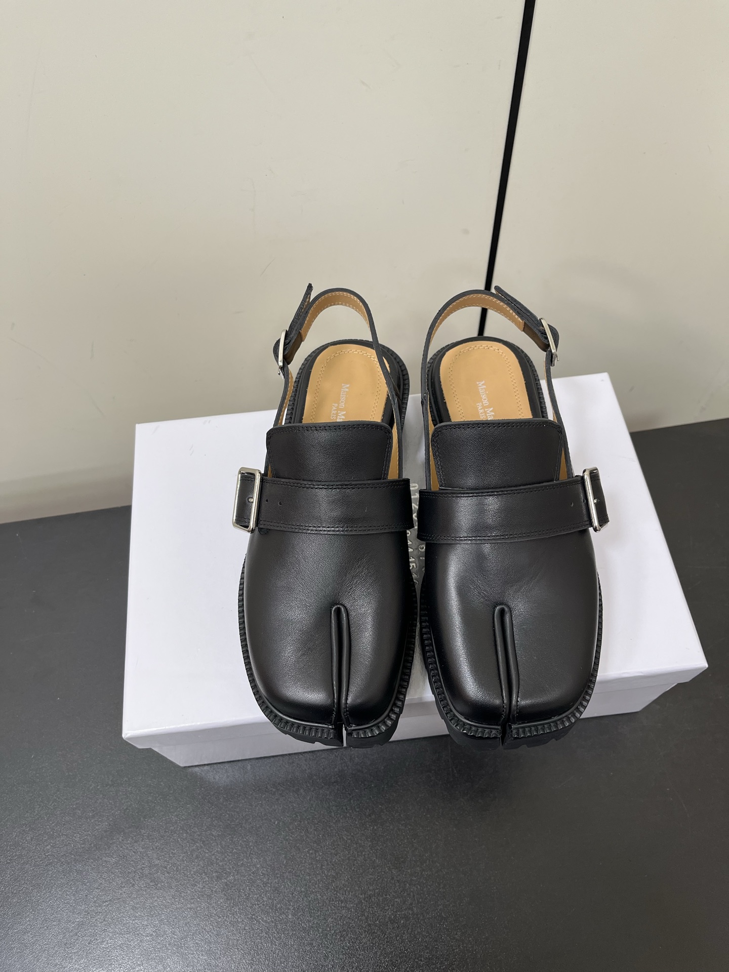 NO:233151,Maison Margiela MM6 Birkendale!  The new spring style of 25 is coming!  Lightweight thick-soled sandals!  It's so fragrant, the beautiful and colorful girly feeling is coming to my face!  Fashion items that cannot be missed. Simple and stylish beauty. The leader in running volume, must-have items for splitting toes. Fashionable age-reducing artifact. The casual and straightforward design. The unique logo split toes of MM6 are integrated, and they are also satisfied with daily life. Leisure and vacation. All-match. True and Bashi. The original consistent materials. Benchmark the original list. Please be sure of our high-quality products!  The upper is made of imported calfskin/beef reverse velvet, inner foot pad water dyed cowhide original molded foam rubber sole, light and comfortable, Size: 35-40 (40 custom made without return and exchange) With original packaging, semi-torque, masion margiela,masion margiela,sandals,cowhide19860909MaisonMargiela马吉拉 MM6 出勃肯拖啦！25春意新款火爆来袭！轻便厚底凉鞋！太香了,靓丽多彩少女感扑面而来！ 不容错过的时尚单品 简单又有格调的美 跑量扛把子,分趾必入单品 时尚减龄神器 随性率真的感脚 简单高级的设计 融入MM6独有的标志分趾,同时满足日常 休闲渡假 百搭 真心巴适 原版一致材料 对标原单 请认准咱家高货！ 鞋面采用进口小牛皮/牛反绒 内里垫脚水染牛皮 原版开模发泡橡胶大底 轻便舒适 码数:35-40（40定做不退换） 配原版包装,半拖,masion margiela,masion margiela,sandals,cowhide,Women's Shoes