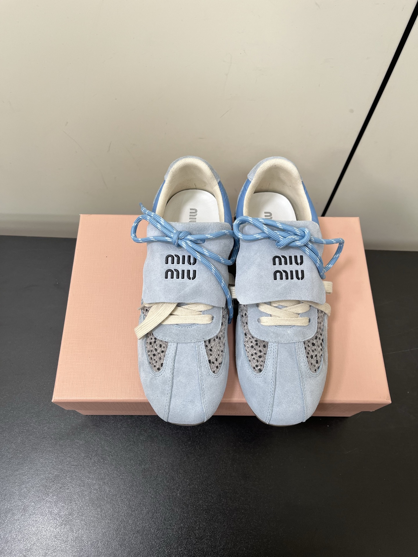 NO:233143,MiuMiu ·Miu Miu 2025 latest catwalk style, casual sports shoes, Forrest Gump shoes, Deshu shoes. This model of Miu is too girly. This series is really beautiful. The Oxford thin-soled design is super light and comfortable to wear, and it is not tired of walking. It looks good and fashionable... This year's Miu has started cheating, and each one is very beautiful!  Close-up of details from the Miu Miu series, the fabric is made of deer-skin spliced ​​horse hair, the new season's trend elements and the concept of the love at the moment, the multi-dimensional collision, conveying the modern style simple and high-end style. It is easy to match, and it looks good no matter how you wear it this spring and summer fashion essence favorite. The fabric is imported deer-skin spliced ​​horse hair, the inner lining is original breathable and brie, the original wear-resistant rubber sole, the size is 35--40 (40 customized, no return or exchange), casual shoes/sports shoes, miumiu, sneakers19860909MiuMiu·缪缪2025早春最新走秀款 休闲 运动鞋 阿甘鞋 德训鞋 缪缪这一款也太少女了吧 这系列真的太好看了,牛津薄底的设计,上脚超级轻便舒服,暴走不累 好看又时尚……今年的Miu开了挂啦,每个都特别好看！来自Miu Miu系列的细节特写,面料釆用鹿皮拼接马毛,新季的潮流要素与此刻挚爱的概念,多元对撞,传达现代风格简约高级 随意搭配,怎么穿都好看今春夏时髦精最爱 面料进口鹿皮拼接马毛 内里原版透气布里 大底原版耐磨橡胶鞋底 码数35--40（40定制不退换）,休闲鞋/运动鞋,miumiu,sneakers,Women's Shoes