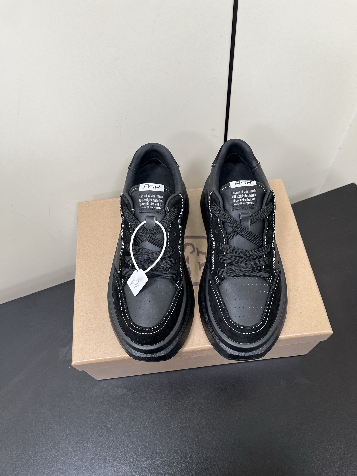 NO:233145,ASH women's shoes new casual shoes thick sole single shoes small height-enhancing white shoes simple and comfortable, clean and profitable top-level version of lace-up thick sole casual shoes, purchased in counter, simple and comfortable, clean and neat, height-enhancing makes legs look thin, whether worn alone or with wide-leg pants, original upper cowhide imported original material with large sole original mold opening sole size 35-40 (40 customization, no return or replacement), casual shoes/sports shoes, sneakers, cowhide19860909ASH女鞋新款休闲鞋厚底单鞋小个子增高小白鞋 简单舒服,干净利顶级版本系带厚底休闲鞋,专柜购入、简单舒服,干净利落,增高显腿细,无论是单穿还是搭配阔腿裤, 鞋面原版牛皮 内里进口原版材质 大底原版开模大底 尺码35-40（40定制不退不换）,休闲鞋/运动鞋,sneakers,cowhide,Women's Shoes