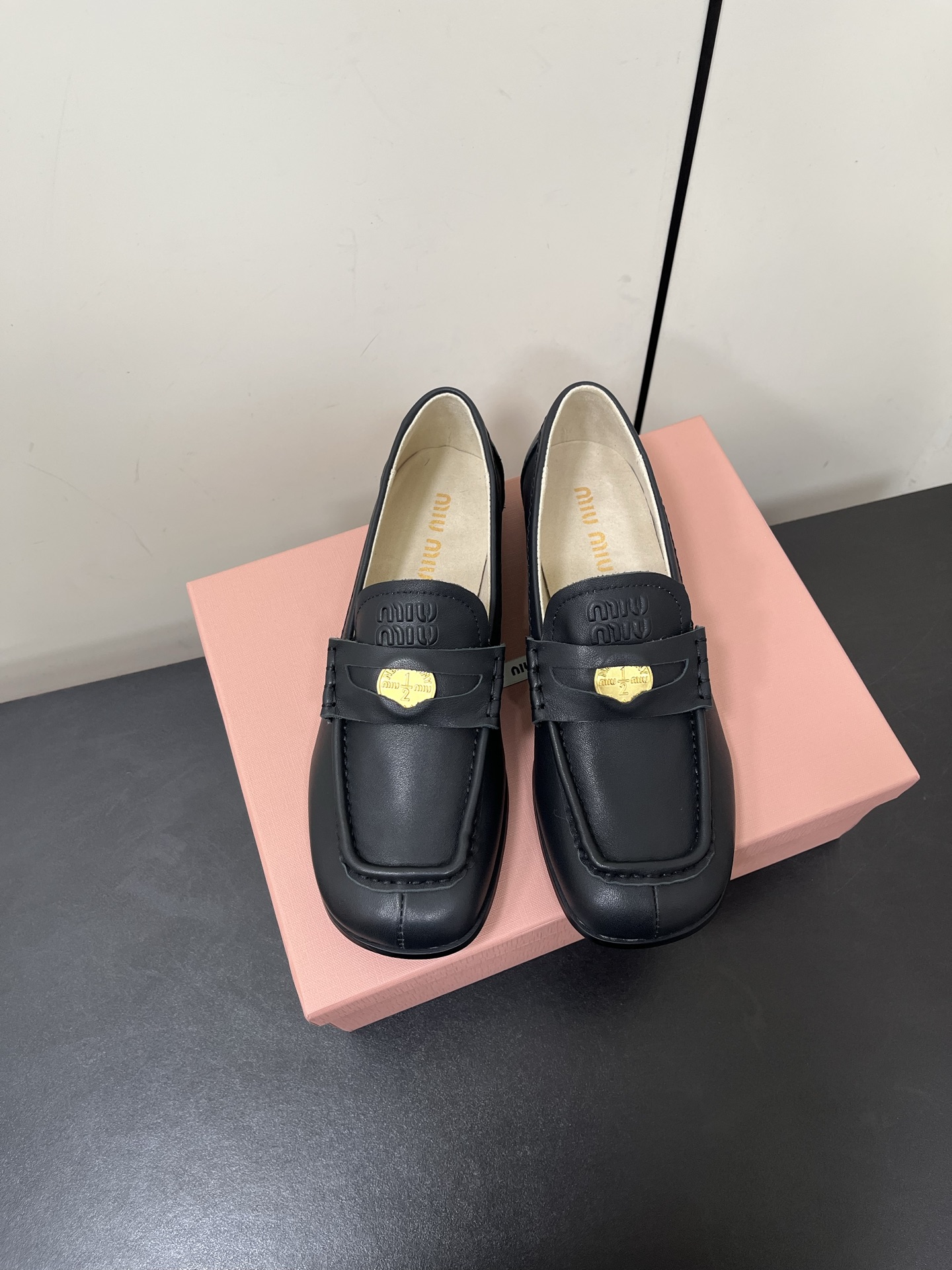 NO:233148,Miumiu 25 spring and summer show new product lucky coins retro neutral loafers and leather shoes classic out of time!  The loafers that look more and more like the more they look, and they are also a college style with socks. They are very high-end, the leather is also very soft, and they look very slim. They are very friendly to beauties with wide feet. The upper is made of imported cowhide, the inner foot pad is original breathable cotton cloth, original mold opening sole size: 35-40 (40 custom made without return and exchange) with original packaging, loafers, miumiu, loafers, cowhide, socks19860909Miumiu缪缪25春夏走秀新品招财钱币复古中性乐福鞋小皮鞋 经典不过时！ 越看越上头的乐福鞋,配上袜子也是妥妥的学院风,非常的高级,皮质也是非常软,而且特别显瘦,对脚宽的美女非常友好哦. 鞋面采用进口头层牛皮 内里垫脚原版透气棉布 原版开模大底 码数:35-40（40定做不退换） 配原版包装,乐福鞋,miumiu,loafers,cowhide,socks,Women's Shoes