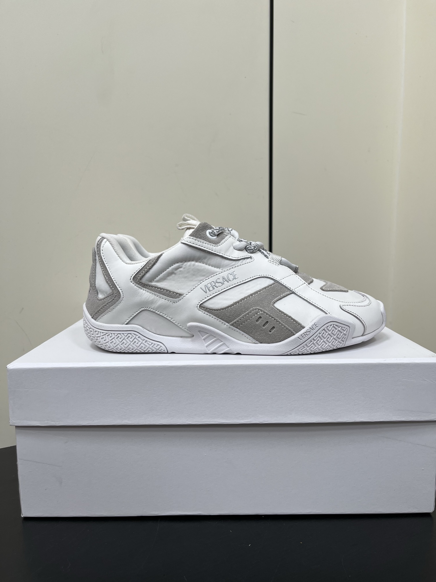 Versace Galaxia Sports Shoes: Innovative Design for Comfort and Style - 图片 3