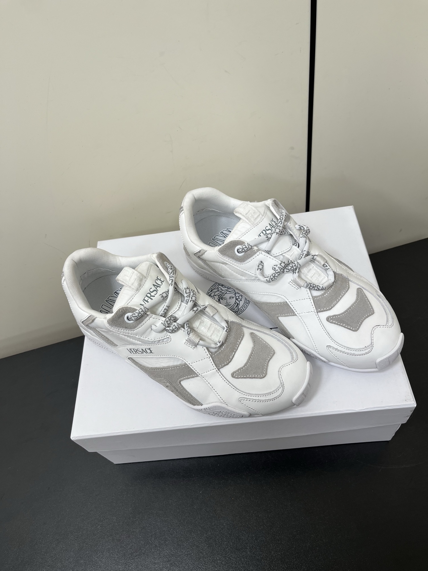 Versace Galaxia Sports Shoes: Innovative Design for Comfort and Style - 图片 1