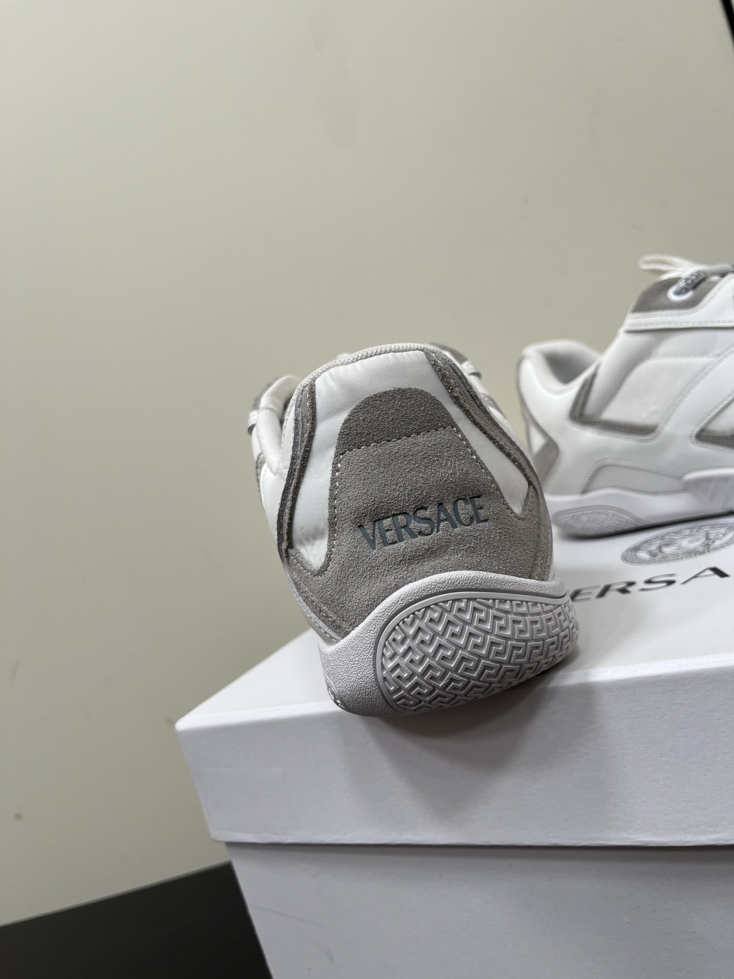 Versace Galaxia Sports Shoes: Innovative Design for Comfort and Style - 图片 9