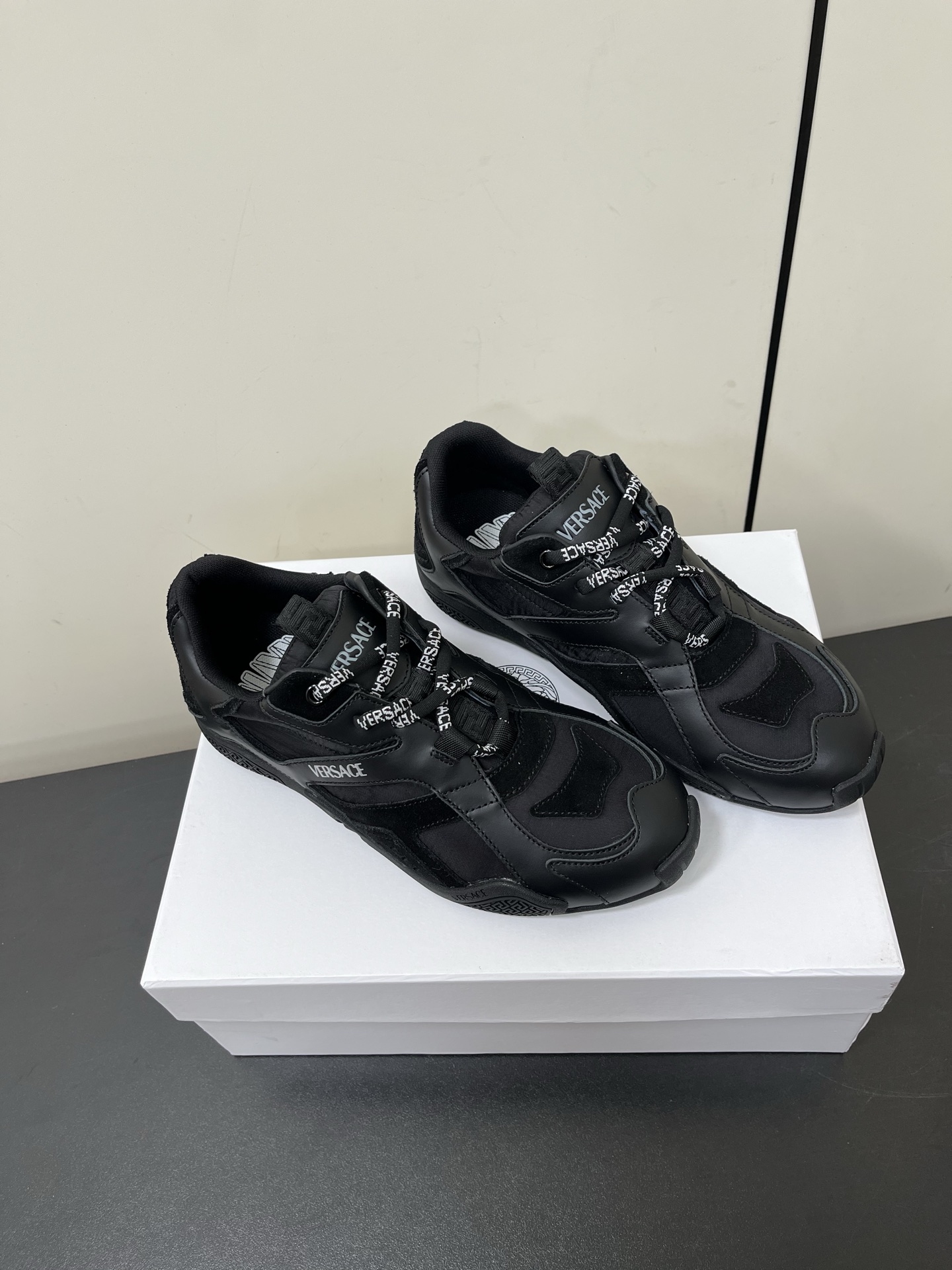 Innovative Galaxia Sports Shoes with Versace Style and Comfort, Size 35-45 - 图片 1