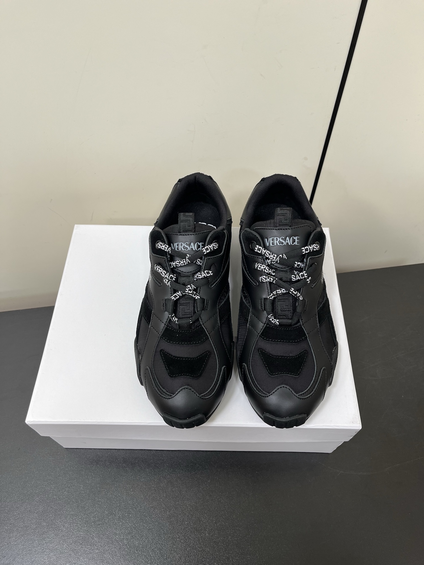 NO:233142,Men's 40 couples Versace 25/ Spring Couple models Galaxia sports training shoes small white shoes Zhao Lusi same round toe low-top lace-up innovative sports shoes blends the agility of boxing shoes and the power of running shoes. The thin and multi-functional rubber sole is decorated with a circular Greca pattern. The smooth last ensures comfort while the mix and match of cowhide and technological fabrics demonstrates flexibility and structure. The foot is comfortable and light, and can be worn all seasons~ Upper: Use original uniform canvas/cowhide Inner: Mesh Outsole: Original open mold rubber sole Size: #35-45 (for women 40 men 45 custom-made, non-return and exchange), casual shoes/sports shoes, versace, versace, sneakers, cowhide19860909男款40情侣款Versace范思哲 25/ 春季 情侣款Galaxia运动德训鞋小白鞋 赵露思同款圆头低帮系带创新运动鞋 融合拳击鞋的敏捷性和跑鞋的力量感 轻薄、多功能橡胶大底饰有循环出现的Greca图案 光滑的鞋楦确保穿着舒适 而牛皮革和科技面料的混搭则彰显灵活性和结构感 上脚舒适轻盈 轻松搭配 四季都能穿~ 鞋面: 采用原版一致帆布/牛皮 内里: 网布 大底: 原版开模橡胶底 Size: #35-45（女40男45定做不退换),休闲鞋/运动鞋,versace,versace,sneakers,cowhide,Women's Shoes