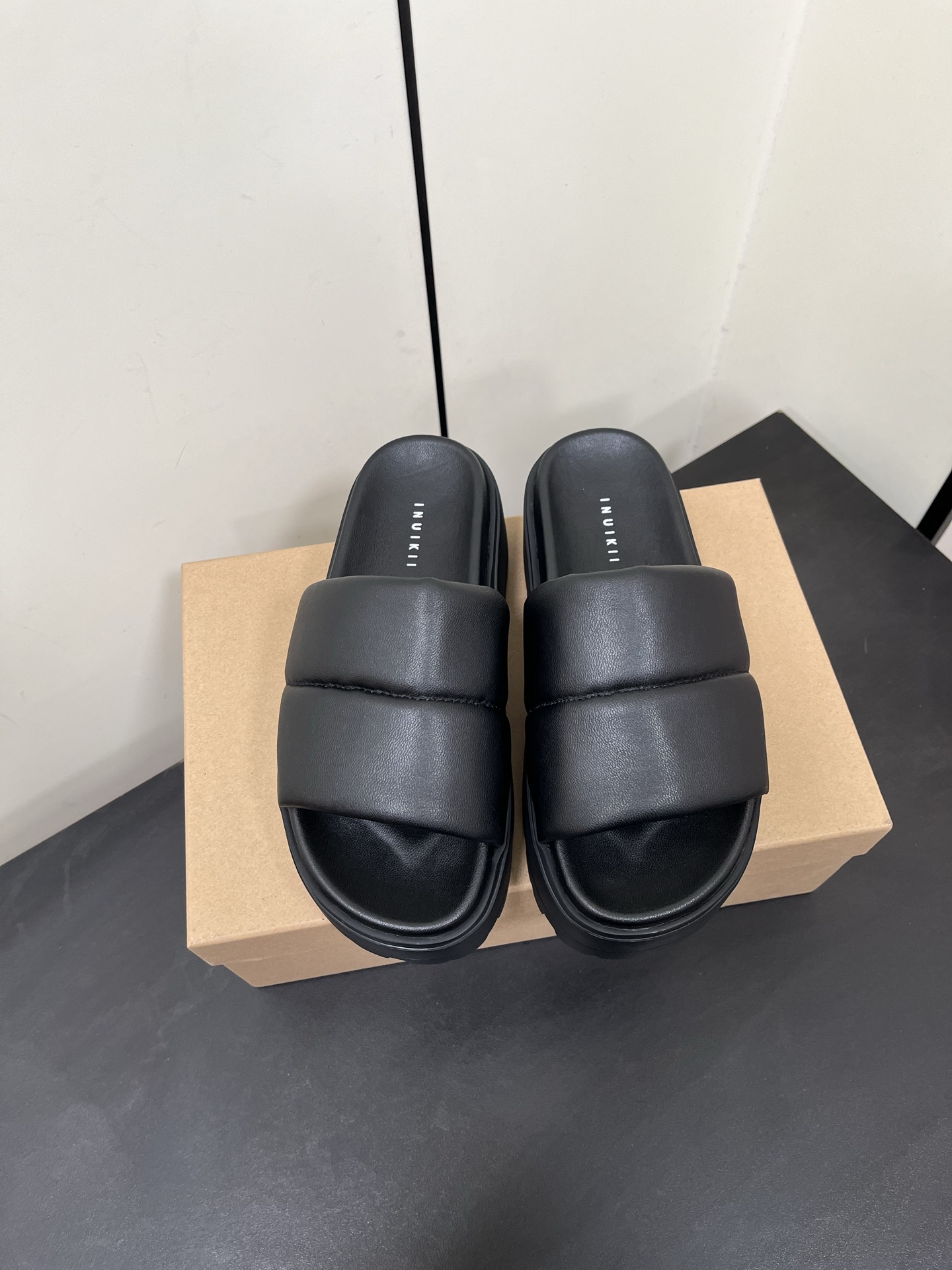 NO:233138,INUIKII25 spring and summer new sponge cake thick-soled casual Velcro slipper series!  This series looks amazing!  Every detail shows high-end and fashionableness. The material is even more indescribable. It uses top-grade fabrics, which feels soft and comfortable, and the feeling after being put on the feet is even more amazing. Not only is it comfortable and fit, but it can also add a lot of points to your overall outfit. Whether it is matched with sportswear or casual wear, you can easily control it!  Super suitable for spring and summer outfits!  The upper is made of imported small sheepskin, inner foot padded sheepskin, original molded foam rubber sole, light and comfortable, size: 35-40 (40 custom made without return and exchange) with original packaging, slippers, slippers, sheepskin19860909INUIKII25春夏新款松糕厚底休闲魔术贴拖鞋系列！ 这系列颜值简直逆天了！每一处细节都彰显着高级与时尚. 材质方面更是没得说,采用了顶级的面料,触感柔软舒适,上脚后的感觉更是惊艳,不仅舒适贴合,而且还能为你的整体穿搭加分不少.无论是搭配运动装还是休闲装,都能轻松驾驭！超级适合春夏穿搭！ 鞋面采用进口小绵羊皮 内里垫脚羊皮 原版开模发泡橡胶大底 轻便舒适 码数:35-40（40定做不退换） 配原版包装,拖鞋,slippers,sheepskin,Women's Shoes