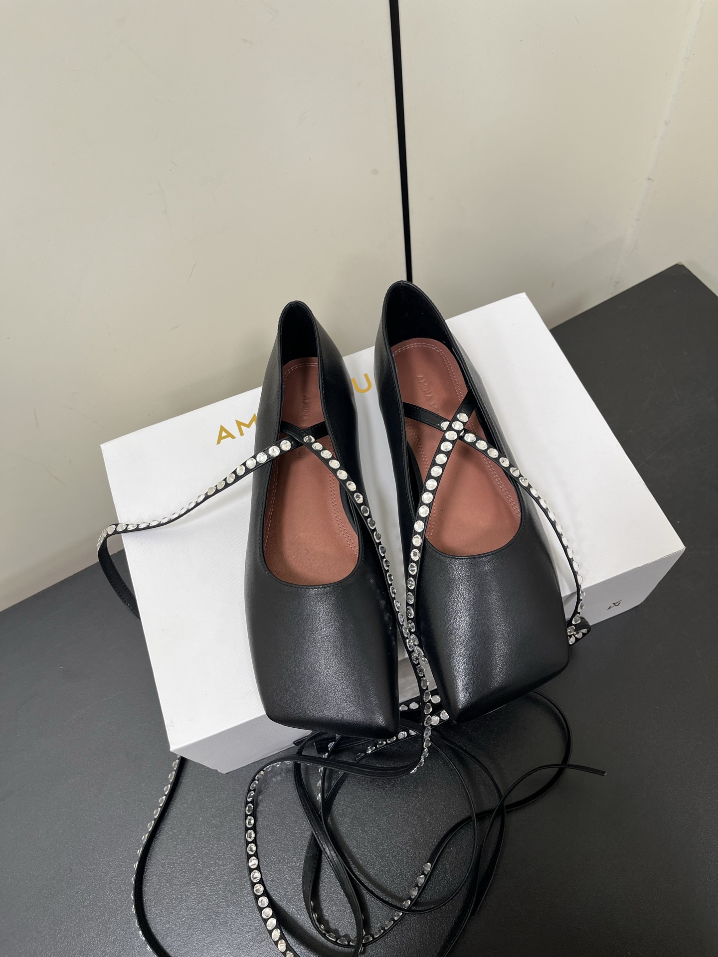 NO:233127,Amina muaddi 25 spring and summer new French square ballet flats!  Full of girlish style, modern and retro flavor!  Very simple and elegant. Whether it is a skirt, dress or jeans, it can become the finishing touch!  Elegant style Create a different feeling Upper: cowhide inner foot pad: water-dyeed sheepskin Sole genuine leather injection molded outsole Size: 35-42 (40.41.42 fixed return and exchange), ballet shoes, flats, skirts, jeans, cowhide, sheepskin19860909Amina muaddi阿米娜25春夏新款法式方头芭蕾平底鞋！ 满满的少女风、既摩登又复古的味道！ 非常的简约大气 不管是半身裙、连衣裙还是牛仔裤,它都能成为点睛之笔！ 优雅风格 创造不一样的感觉 鞋面:牛皮 内里垫脚:水染羊皮 鞋底真皮注塑大底 码数:35-42（40.41.42定不退换）,芭蕾舞鞋,flats,skirts,jeans,cowhide,sheepskin,Women's Shoes