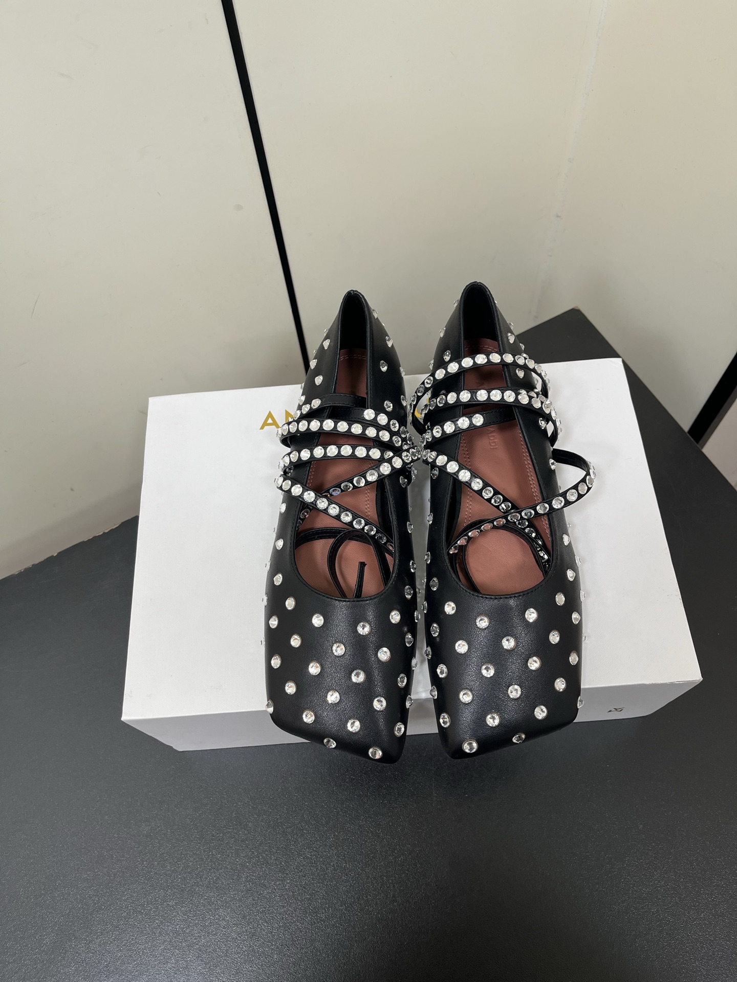 NO:233130,Amina muaddi 25 spring and summer new French square-head rhinestone ballet flats!  Full of girlish style, modern and retro flavor!  Very simple and elegant. Whether it is a skirt, dress or jeans, it can become the finishing touch!  Elegant style Create a different feeling Upper: cowhide inner foot pad: water-dyeed sheepskin Sole genuine leather injection molded outsole Size: 35-42 (40.41.42 fixed return and exchange), ballet shoes, flats, skirts, jeans, cowhide, sheepskin19860909Amina muaddi阿米娜25春夏新款法式方头水钻芭蕾平底鞋！ 满满的少女风、既摩登又复古的味道！ 非常的简约大气 不管是半身裙、连衣裙还是牛仔裤,它都能成为点睛之笔！ 优雅风格 创造不一样的感觉 鞋面:牛皮 内里垫脚:水染羊皮 鞋底真皮注塑大底 码数:35-42（40.41.42定不退换）,芭蕾舞鞋,flats,skirts,jeans,cowhide,sheepskin,Women's Shoes