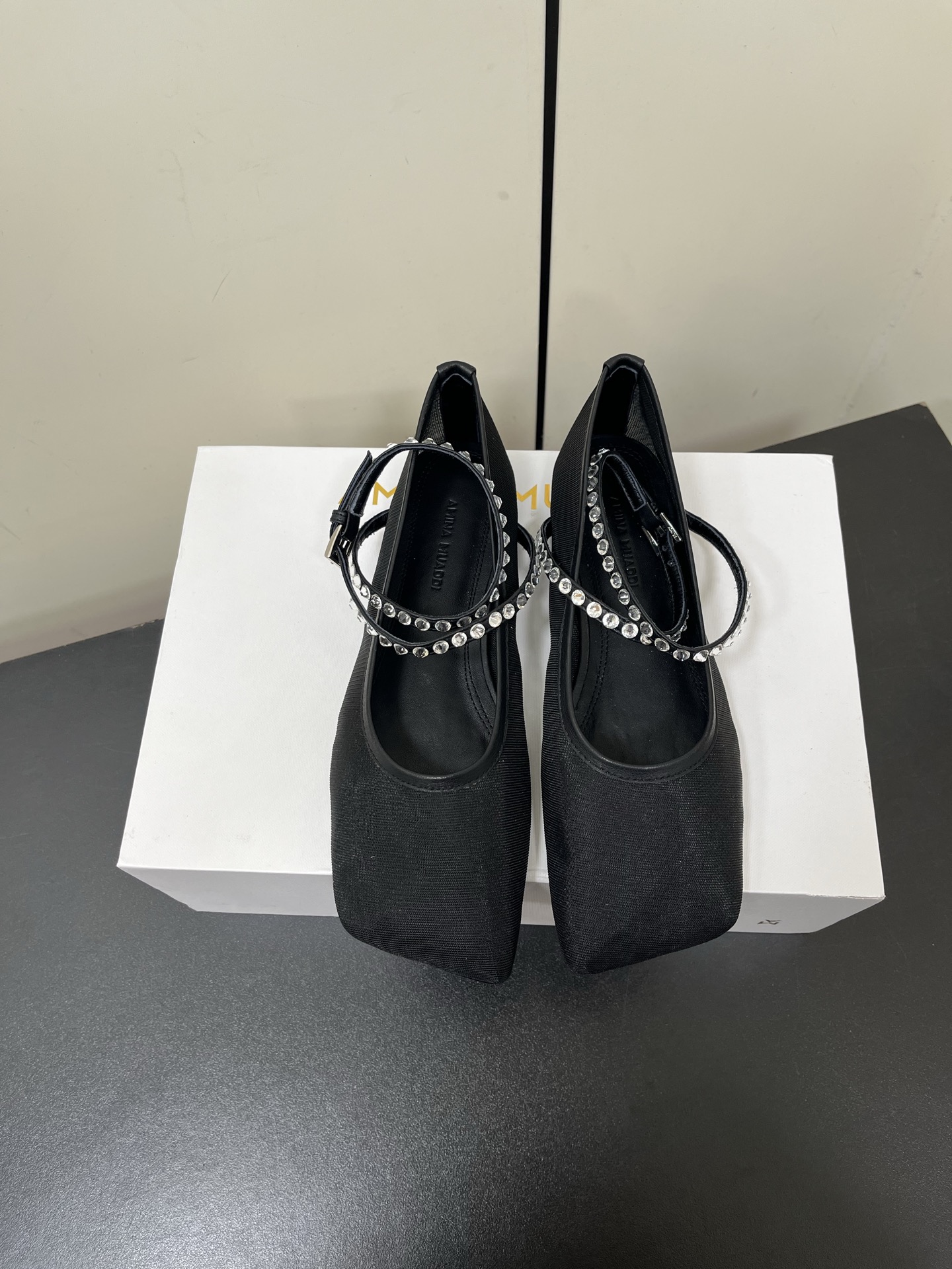 NO:233133,Amina Muaddi, a niche trendy brand, spring and summer new product, diagonal square head rhinestone strap mesh flat single shoes ballet shoes, purchasing level, new product is super eye-catching, the real lady is beautiful, the square head is so lovely, and the feet are super beautiful!  A must-have item in spring and summer!  Imported cowhide/mesh yarn, ironing diamond, inner foot pad imported sheepskin, imported Italian imported original color genuine leather sole Size: 35-42 (40 41 42 orders, no return or exchange), ballet shoes, cowhide, sheepskin, Leather soles19860909小众潮牌Amina Muaddi 春夏新品斜方头水钻绑带网纱平底单鞋芭蕾鞋 代购级别 新品超级吸眼 真真太太太好看了 方头配爱心钻绝了 上脚超好看！春夏必备单品！ 鞋面进口牛皮/网纱 烫钻 内里垫脚进口羊皮 意大利进口原色真皮大底 码数:35-42（40 41 42订不退换）,芭蕾舞鞋,cowhide,sheepskin,Leather soles,Women's Shoes