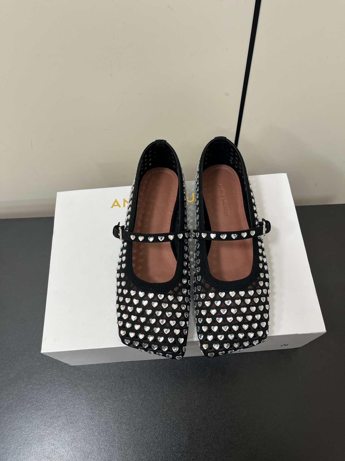 NO:233134,Amina Muaddi, a niche trendy brand, spring and summer new product, diagonal square head rhinestone flat single shoe ballet shoes, purchasing level, new product is super eye-catching, real lady is beautiful, square head is so lovely, and the foot is super beautiful!  A must-have item in spring and summer!  Imported cowhide back velvet upper, inner foot pad imported sheepskin, imported Italian imported original color genuine leather sole Size: 35-42 (40 41 42 orders, no return or exchange), ballet shoes, cowhide, sheepskin, Leather soles19860909小众潮牌Amina Muaddi 春夏新品斜方头水钻平底单鞋芭蕾鞋 代购级别 新品超级吸眼 真真太太太好看了 方头配爱心钻绝了 上脚超好看！春夏必备单品！ 鞋面进口牛皮反绒 内里垫脚进口羊皮 意大利进口原色真皮大底 码数:35-42（40 41 42订不退换）,芭蕾舞鞋,cowhide,sheepskin,Leather soles,Women's Shoes