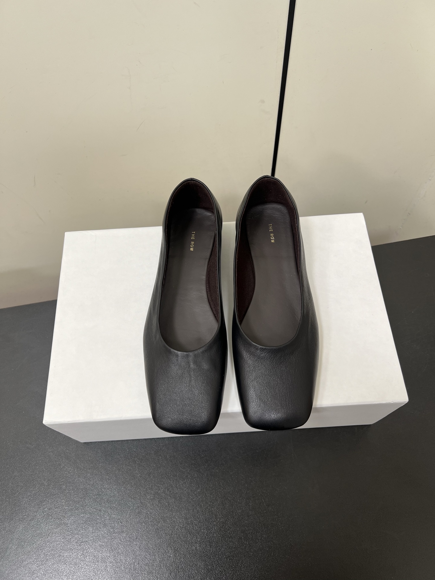 NO:233110,The row Niche trendy brand 25ss early spring new style ballet shoes single shoes super soft and comfortable The first pair of grandma shoes in spring is the golden beauty needs to be shared immediately Super soft and glutinous leather, not tired from walking, super comfortable with soft sole, super comfortable with a big and elegant head, full of personalized Therow style, full of old money style, original imported sheepskin upper, inner foot pad sheepskin sole original imported genuine leather sole Size35-40 (40 custom made without return or exchange), ballet shoes, sheepskin19860909The row 小众潮牌 25ss早春新款 芭蕾舞鞋 单鞋 超级柔软舒适 春天的第一双奶奶鞋非它莫属 金灿灿的美丽需要立马分享 超级软糯的皮子,暴走不累,软底的超级舒服 大方头超级个性 Therow风十足 老钱风满满 鞋面原版进口绵羊皮 内里垫脚羊皮 鞋底原版进口真皮面底 Size35-40（40定做不退换）,芭蕾舞鞋,sheepskin,Women's Shoes