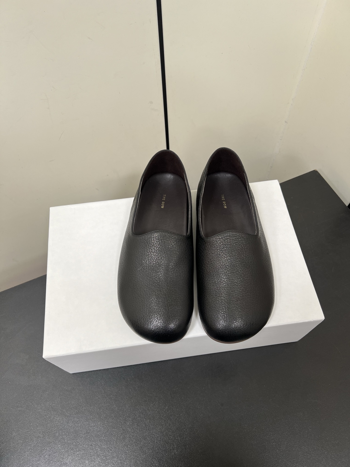 NO:233122,Therow 25ss Spring and Summer New Loafers The correct way to open the high-end feel!  Simple and fashionable, fine workmanship, really must buy it. It is really amazing. The simpler the model, the more it tests the best style!  The upper is made of imported cowhide, inner foot padded sheepskin, original open molded rubber sole, Size#35-40 (40 custom made, no return or exchange), loafers, loafers, cowhide, sheepskin19860909Therow 25ss 春夏新款 乐福鞋 高级感的正确打开方式！简洁又时髦 做工精细 真的一定要入手 真的很绝 越是看似简单的款越考验做版型之最！ 鞋面采用进口牛皮 内里垫脚羊皮 鞋底原版开模橡胶大底 Size#35-40（40订做不退换）,乐福鞋,loafers,cowhide,sheepskin,Women's Shoes