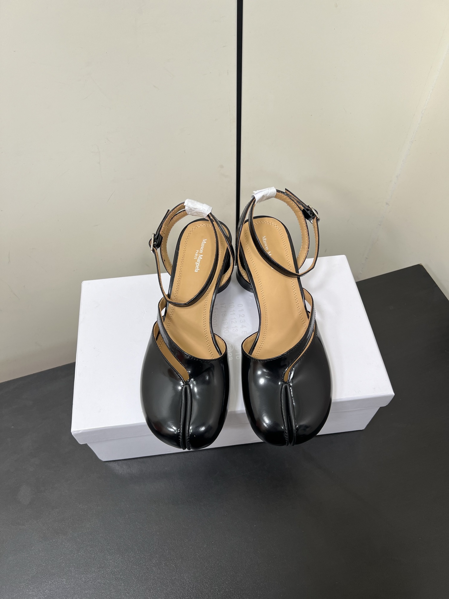 NO:233116,Maison Margiela｜MM6 Majra Tabi split-toe buckle sandals, pig's trotter split-toe shoes engraved with the word 