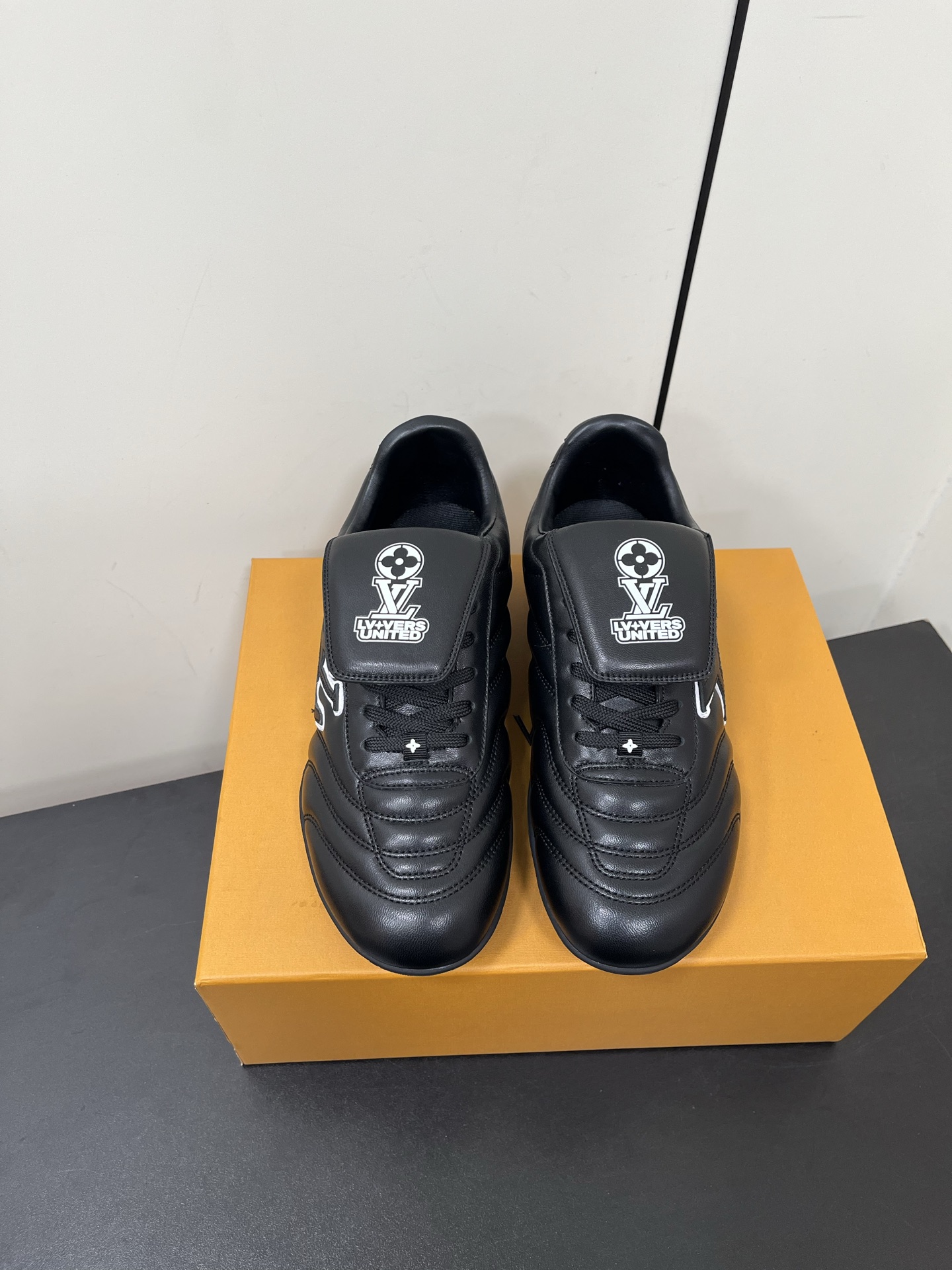 NO:233121,55ss Spring and Summer New Style, Same Style for Couples, Fashionable Wear This Footprint Soccer Sneakers was unveiled at the Spring and Summer Fashion Show. It is the first sneaker designed by Pharrell Williams with soccer shoes. The side is embellished with dynamic IV Initials logo. The tongue is embellished with Lvers United badges inspired by the football team, and the sole of the footprint rubber sole is decorated with a variety of Louis Vuitton logos. Fabric mixed-bred sheepskin inner lining. Outsole original open-sole. Size: #women 35-41 (40.41 custom made) #men 39-45 (45 custom made), casual shoes/sports shoes, louis vuitton, louis vuitton, versace, sneakers, sheepskin1986090955ss 春夏季新款 情侣同款球鞋 穿上就是时髦精 这款 Footprint Soccer 运动鞋于春夏系列时装展中亮相,是Pharrell Williams 首次以足球鞋为灵感设计的运动鞋.侧面以富动感的IV Initials标志点缀 鞋舌缀有灵感来自足球队伍的Lvers United徽章,而脚掌纹橡胶鞋底饰有多款路易威登标志 面料混种羊皮 内里羊皮内里 大底原版开模大底 Size:#女35-41(40.41定做）#男39-45(45定做）,休闲鞋/运动鞋,louis vuitton,louis vuitton,versace,sneakers,sheepskin,Women's Shoes