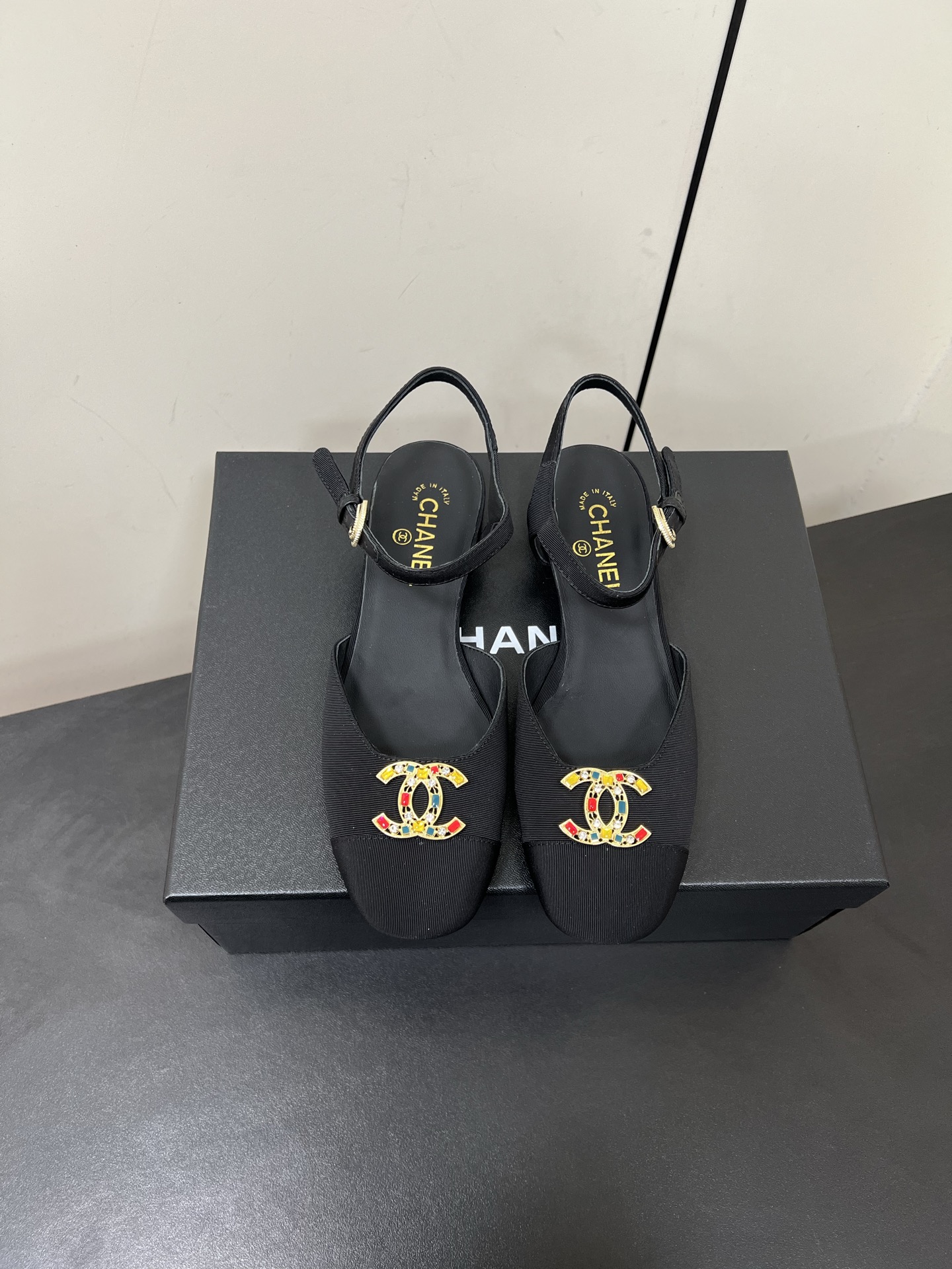 NO:233112,Chanel 25P Xiaoxiang double C button thick heel hollow Mary Zhen single shoes low heel sandals The most fairy Mary Zhen hit this season. Every issue of Mary Zhen has been snatched up. This year's top wardrobe must belong to it. It looks versatile and slim. I really love it. Sisters must buy it!  Upper lambskin inner foot pad sheepskin inner heel height 2.5cm sole Italian leather sole size 35-39 (40 custom made without return or exchange), sandals, chanel, sandals, mary jane, sheepskin19860909Chanel 25P小香双C扣粗跟中空玛丽珍单鞋低跟跟凉鞋 本季最仙玛丽珍大爆款,每一期玛丽珍都被抢光,今年衣橱的Top肯定属它了,上脚百搭超显瘦,真的超级爱了,姐妹们一定要买它！ 鞋面小羊皮 内里垫脚羊皮内里 跟高2.5cm 鞋底意大利真皮底 码数35-39（40定制不退换）,凉鞋,chanel,sandals,mary jane,sheepskin,Women's Shoes