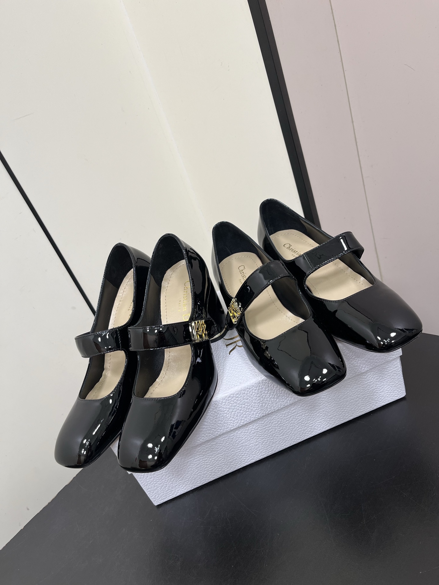 NO:233126,MISS DIOr fw25new arrival~ D home 25 Spring and Autumn Miss Dior Exquisite Mary Jane New Product Miss Dior Hardware Fasteners, so exquisite, small square head fashionable and retro!  The taste of a rich daughter~ I love it. Cow patent leather upper, sheepskin inner, outsole, Italian leather outsole, heel height 3.5Cm, 7.5cm size 35-39 (40 41 42 custom-made, non-return, exchange), single shoes sandals, dior, dior, dior, sandals, mary jane, sheepskin, Leather soles19860909MISS DIOr fw25new arrival～ D家25春秋迪奥小姐 精致玛丽珍新品 missdior 五金扣件,好精致啊,小方头时髦复古！整一个富家千金的味道～大爱了 牛漆皮鞋面 羊皮内里 大底意大利真皮大底 跟高3.5Cm,7.5cm size 35-39（40 41 42定制不退换）,单鞋凉鞋,dior,dior,dior,sandals,mary jane,sheepskin,Leather soles,Women's Shoes