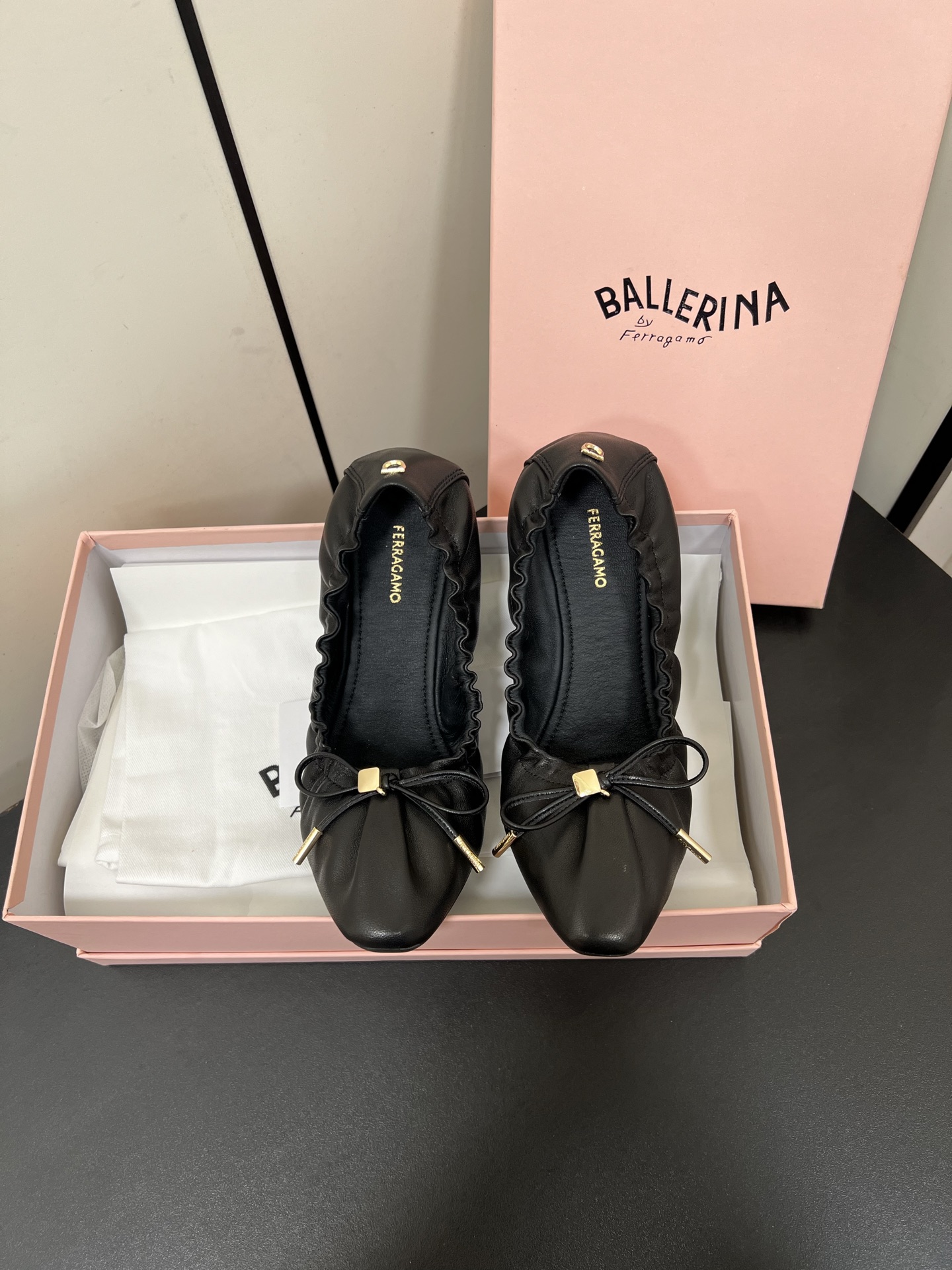 NO:233114,Ferragamo/Ferragamo 25AW early spring new product, bow flat ballet shoes, fashionable and versatile, home, shopping, travel essentials, you can feel the soft and delicate touch of lambskin on your feet. The shoes are light and Q-elastic, breathable and sweat-absorbing. The small pointed-toe delicate shoe shape is very nice with jeans or skirts. The foot feels super invincible and sleek. The fabric is imported lambskin, the inner foot pad mixed-bred lambskin original molded sole Size35-39 (customized by 34/40/41), single shoes, ferragamo, ferragamo, skirts, jeans, sheepskin19860909Ferragamo/菲拉格慕25AW早春新品 蝴蝶结平底芭蕾舞鞋 时尚百搭 居家 逛街 旅行必备款 脚就能感受到小羊皮那柔软细腻的触感 鞋子轻盈Q弹,透气吸汗 小尖头秀气的鞋型 搭配牛仔裤或裙子都相当nice 脚感超级无敌巨舒糊款. 面料采用进口小羊皮 内里垫脚混种羊皮 原版开模大底 Size35-39（34/40/41定制）,单鞋,ferragamo,ferragamo,skirts,jeans,sheepskin,Women's Shoes