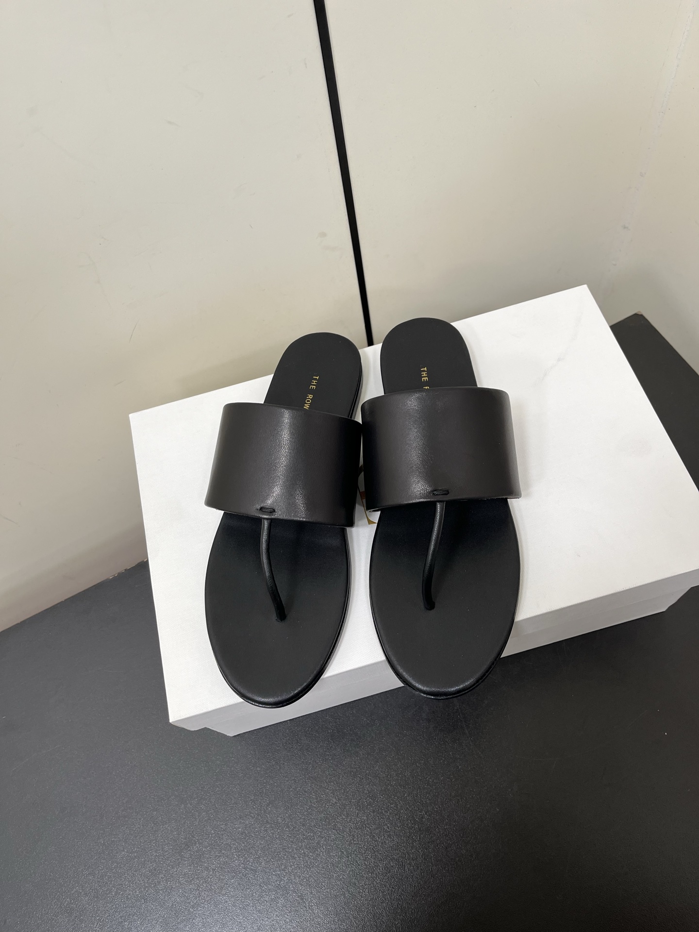 NO:233125,TheRow2025 spring and summer hot flat flip flops foot slippers Very comfortable foot slippers, minimalist design concept, slim-fitting and practicality coexist. Original custom-made top-layer cowhide with imported sheepskin in the inner lining, outsole imported from Italy, high flat sole/6.5cm/8.5cm, size 35-39 (40 custom made without return or replacement), split-toe shoes, slippers, cowhide, sheepskin, Leather soles19860909TheRow2025春夏爆款平底人字拖夹脚拖鞋 非常舒服的夹脚拖鞋,极简设计理念,版型显瘦好穿颜值与实用性并存 鞋面原版定制头层牛皮 内里进口羊皮 大底意大利进口真皮大底 跟高平底/6.5cm/8.5cm 码数35-39（40定做不退不换）,分趾鞋,slippers,cowhide,sheepskin,Leather soles,Women's Shoes