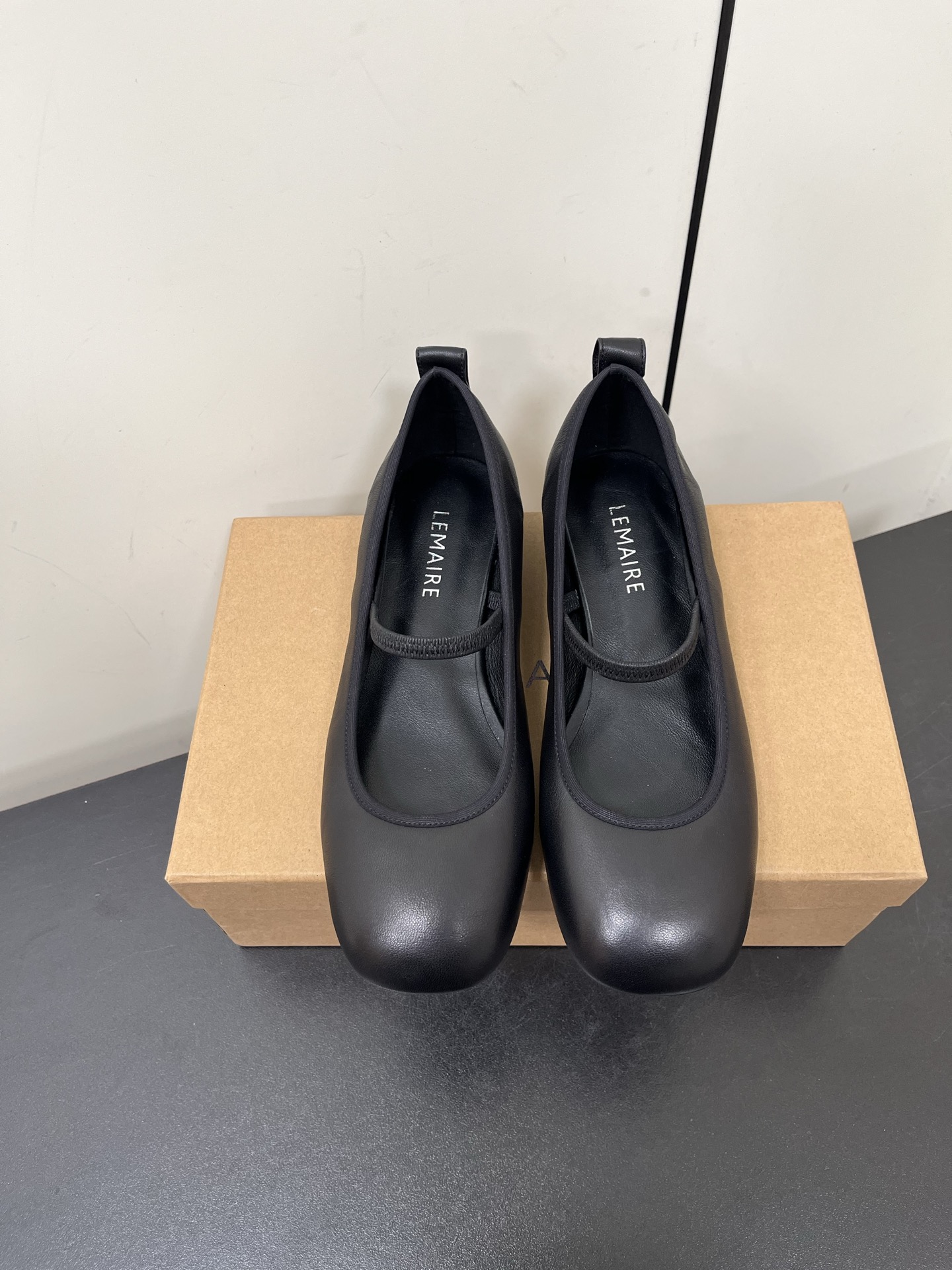 NO:233107,LEMAIRE 25ss beautiful ballet shoes. It's really comfortable to wear. Low-key, simple and high-end. Random and lazy. Chicken yellow is also beautiful. Lambskin Mary Jane is super comfortable. Lemaire from Paris, France. Designer brand. Women's shoes. Black. Lambskin. Full of grade. Elastic. The addition of elements injects more rebellion and strength into the exquisite shoe body, showing a slim but never weak posture. Upper imported sheepskin imported sheepskin. Outsole Italian leather sole. Heel height 1.5cm/5.5cm. Size #35-41 (40 41 custom-made, non-return and exchange), ballet shoes, mary jane, sheepskin19860909LEMAIRE 25ss绝美芭蕾舞鞋 上脚真的超级舒适 低调简约又不失高级 随意慵懒 小鸡黄色也好看平底 小羊皮 玛丽珍 超舒服  Lemaire 来自法国巴黎 设计师品牌 女鞋 黑色 小羊皮 档次满满 弹力 元素的加入为精致的鞋体注入更多反叛和力量,展现出纤薄但绝不柔弱的姿态. 鞋面进口羊皮 内里进口羊皮 大底意大利真皮底 跟高1.5cm/5.5cm 码数#35-41（40 41定制不退换）,芭蕾舞鞋,mary jane,sheepskin,Women's Shoes