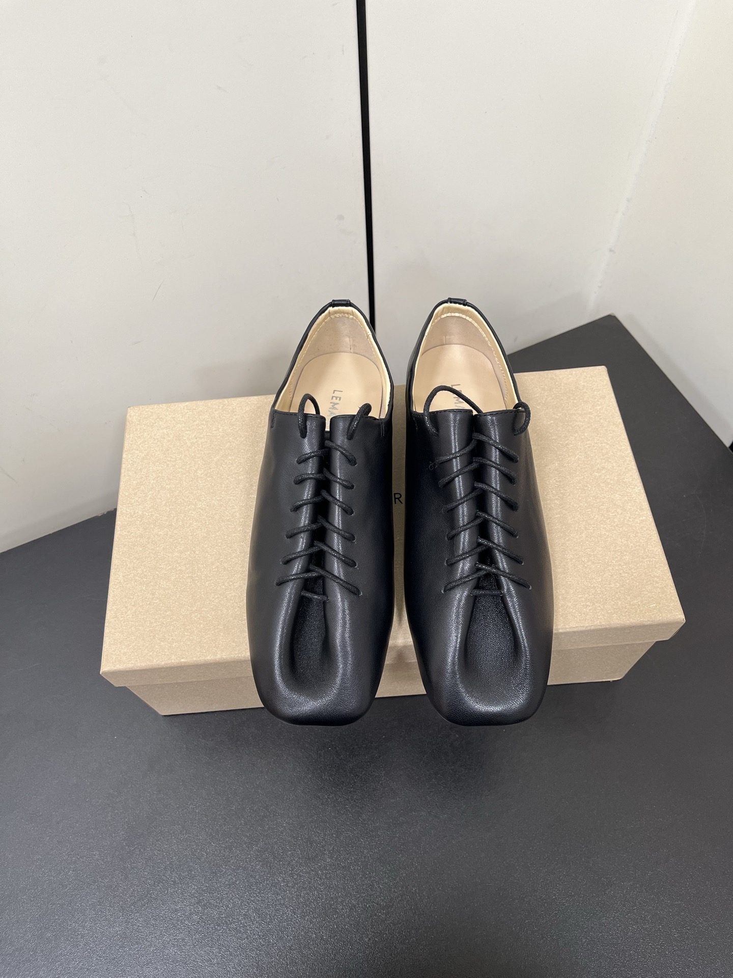 NO:233131,Lemaire 2025ss A pair of super comfortable derby shoes. I fell in love with lemaire's derby shoes at first sight, and I will never forget it. The classic black and white color is released, and the beige color is released. I made a guide and said I should buy it a little bigger. Because of the sheepskin material, the big thumb will not look good. It is recommended to take a big shot. The sole is thinner, and the back foot is made of a sponge pad is comfortable. It is said that it is a shoe that can be worn out. The upper is mixed-bred sheepskin, inner cowhide, Italian leather outsole, size 35~40 (40 customization, no return or exchange), single shoes, cowhide, sheepskin, Leather soles19860909Lemaire 2025ss一双超级舒服的德比鞋 对lemaire的德比鞋一见钟情,念念不忘必有回响.出了经典黑白色又出了这个米黄色.做了攻略说要买大一点,因为羊皮材质原因,大拇指那里会不好看,建议拍大,鞋底比较薄,后脚那里做了海绵垫上脚舒适,据说是可以暴走的鞋子. 鞋面混种羊皮 内里牛皮 大底意大利真皮大底 码数35~40（40定制不退换）,单鞋,cowhide,sheepskin,Leather soles,Women's Shoes