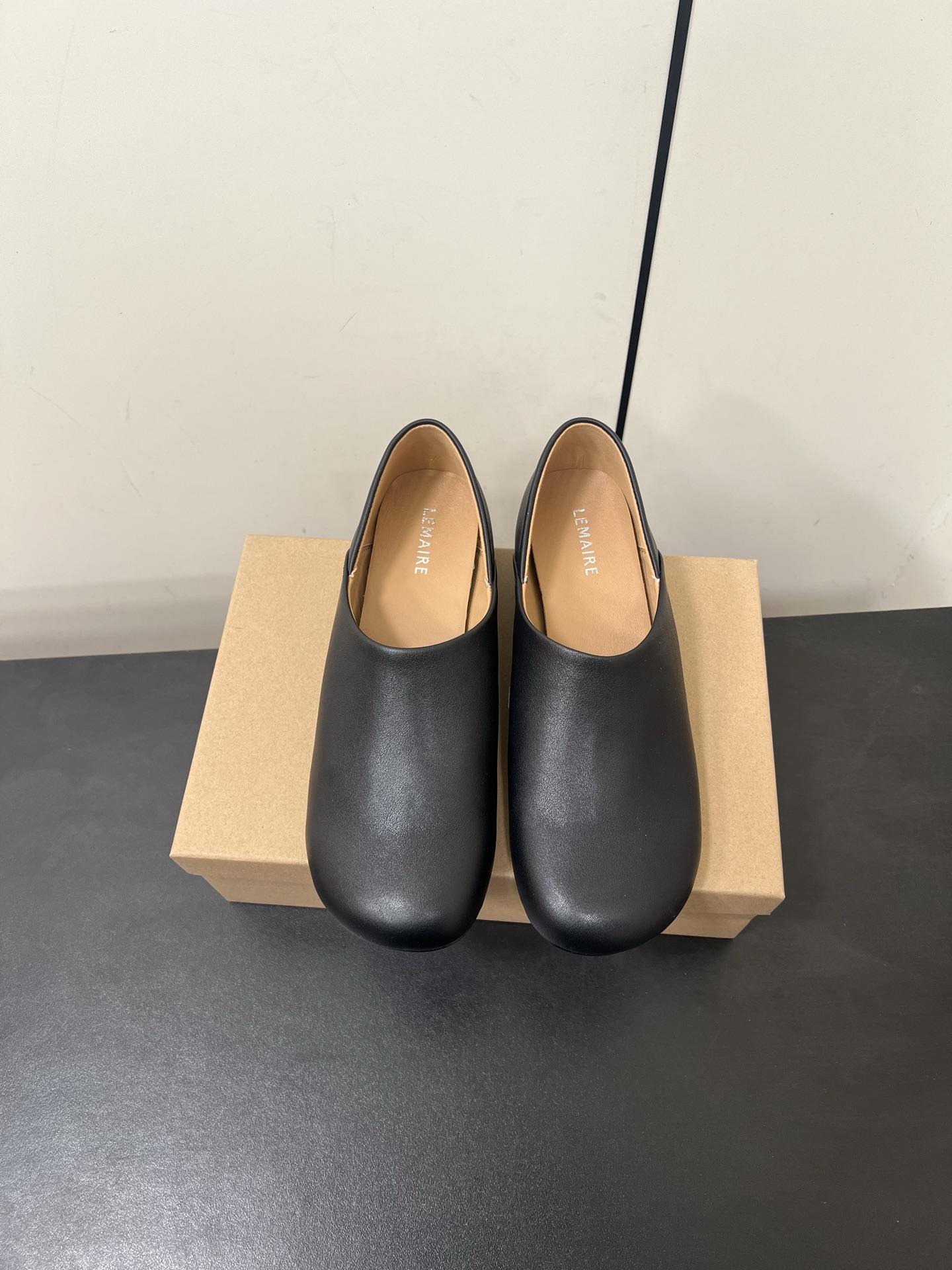 NO:233119,LEMAIRE 25ss genuine leather bag-toe shoes, toe layer cowhide, genuine leather bag heel, full grade, black strap design, divides the skin into pieces, with a looming charm. The addition of elastic elements injects more rebellion and strength into the exquisite shoe body, showing a slim but never weak posture. Upper imported sheepskin imported water dyed sheepskin outsole imported sole imported genuine leather sole Size35-39 (40 custom-made, non-return, loafers, cowhide, sheepskin, Leather soles19860909LEMAIRE 25ss真皮包头单鞋 头层牛皮 真皮包跟 档次满满 黑色绑带设计 将肌肤分割成块面,有着若隐若现的魅力.弹力 元素的加入为精致的鞋体注入更多反叛和力量,展现出纤薄但绝不柔弱的姿态.  鞋面进口羊皮 内里进口水染羊皮 大底进口真皮大底 Size35-39（40定制不退换,乐福鞋,loafers,cowhide,sheepskin,Leather soles,Women's Shoes