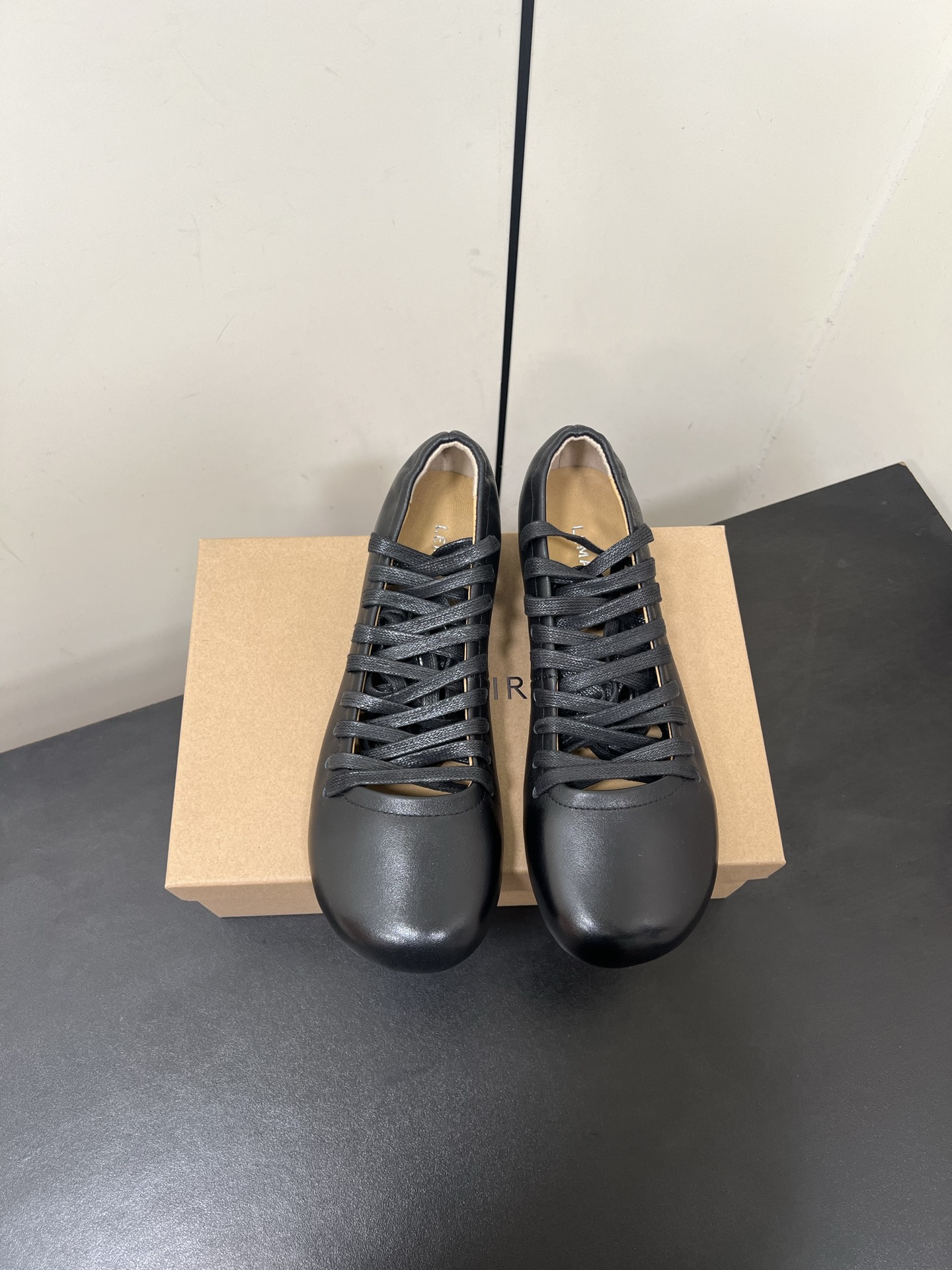 NO:233105,Flat, high heels, Lemaire 25ss strappy single shoes from Paris, France Designer brand Women's shoes, top layer cowhide, genuine leather heel, full grade, flat, strappy single shoes, two-wear, black strappy design, divides the skin into pieces, with a looming charm. The addition of elastic elements injects more rebellion and strength into the exquisite shoe body, showing a slim but never weak posture. Original leather outsole, high flat sole/9.5cm, size 35-40 (40 custom-made, no return and exchange configuration, original packaging, single shoes, cowhide, Leather soles19860909平底 高跟 Lemaire 25ss绑带单鞋 来自法国巴黎 设计师品牌 女鞋 头层牛皮 真皮包跟 档次满满 平底 绑带单鞋 两穿 黑色 绑带设计 将肌肤分割成块面,有着若隐若现的魅力. 弹力 元素的加入为精致的鞋体注入更多反叛和力量,展现出纤薄但绝不柔弱的姿态.  原版真皮大底 跟高平底/9.5cm 码数35-40（40定制不退换 配置原版包装,单鞋,cowhide,Leather soles,Women's Shoes