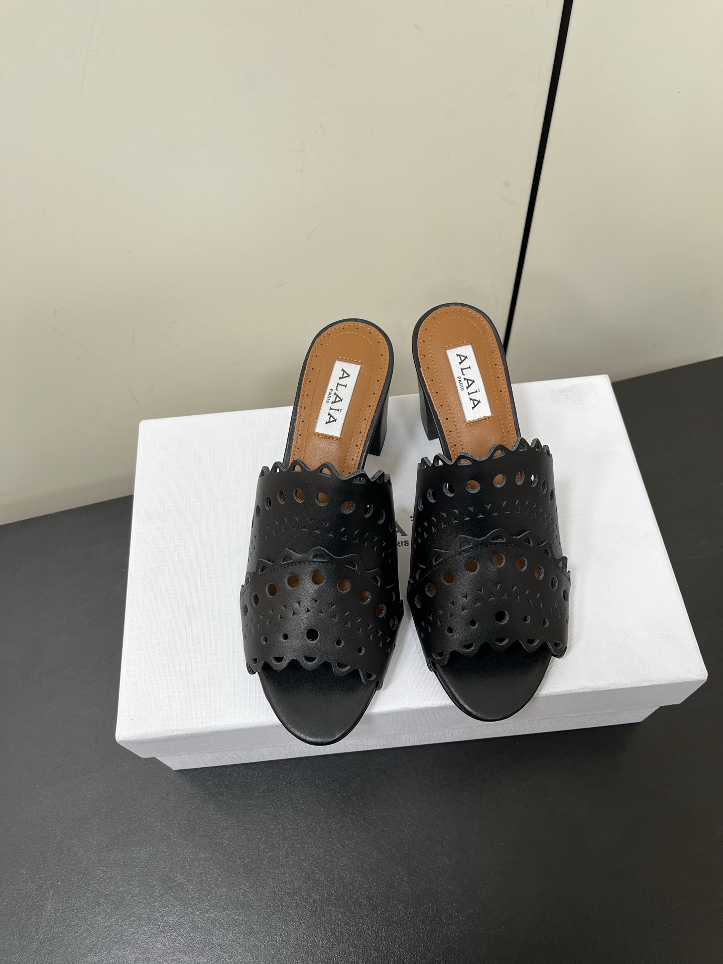 NO:233128,ALAIA's new classic retro hollow carved flat-soled and thick-heeled slipper series in spring and summer. It is full of girlish style. It is both modern and retro. It is very simple and atmospheric. Whether it is a skirt, dress or jeans, it can be the finishing touch!  The upper is made of original custom imported calf leather, the inner tiptoe imported sheepskin, the original color genuine leather outsole imported from Italy Size: 35-41 (40/41 custom made without return or exchange), slippers, alaia, slippers, skirts, jeans, cowhide, sheepskin, Leather soles19860909ALAIA阿莱亚25春夏新款经典复古镂空雕花平底、粗跟拖鞋系列 满满的少女风 既摩登又复古的味道 非常的简约大气 不管是半身裙 连衣裙还是牛仔裤 它都能成为点睛之笔！ 鞋面采用原版定制进口小牛皮 内里踮脚进口羊皮 意大利进口原色真皮大底 码数:35-41（40/41定做不退换）,拖鞋,alaia,slippers,skirts,jeans,cowhide,sheepskin,Leather soles,Women's Shoes
