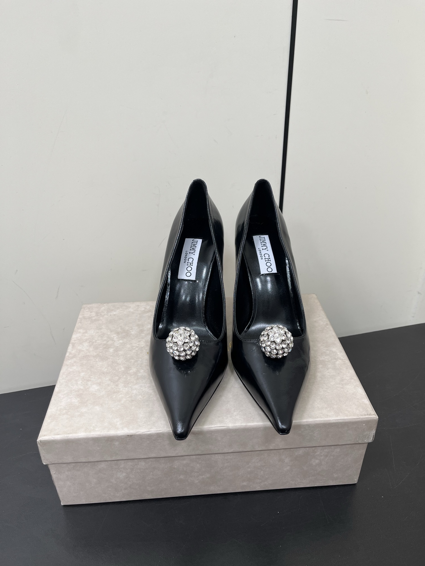 NO:233073,Jimmy Choo 2025 new crystal diamond buckle high heels, personality pointed toe style nimble lens, heel height 9 cm, open bead patent leather upper, inner footbed sheepskin, genuine leather sole Size35-39 (40 custom made without return), single shoes, jimmy choo, high heels, sheepskin, Leather soles19860909Jimmy Choo 2025新款水晶钻扣高跟鞋 个性尖头风格千变镜头相随 跟高9厘米 开边珠漆皮鞋面 内里垫脚羊皮 真皮大底 Size35-39（40定做不退换）,单鞋,jimmy choo,high heels,sheepskin,Leather soles,Women's Shoes