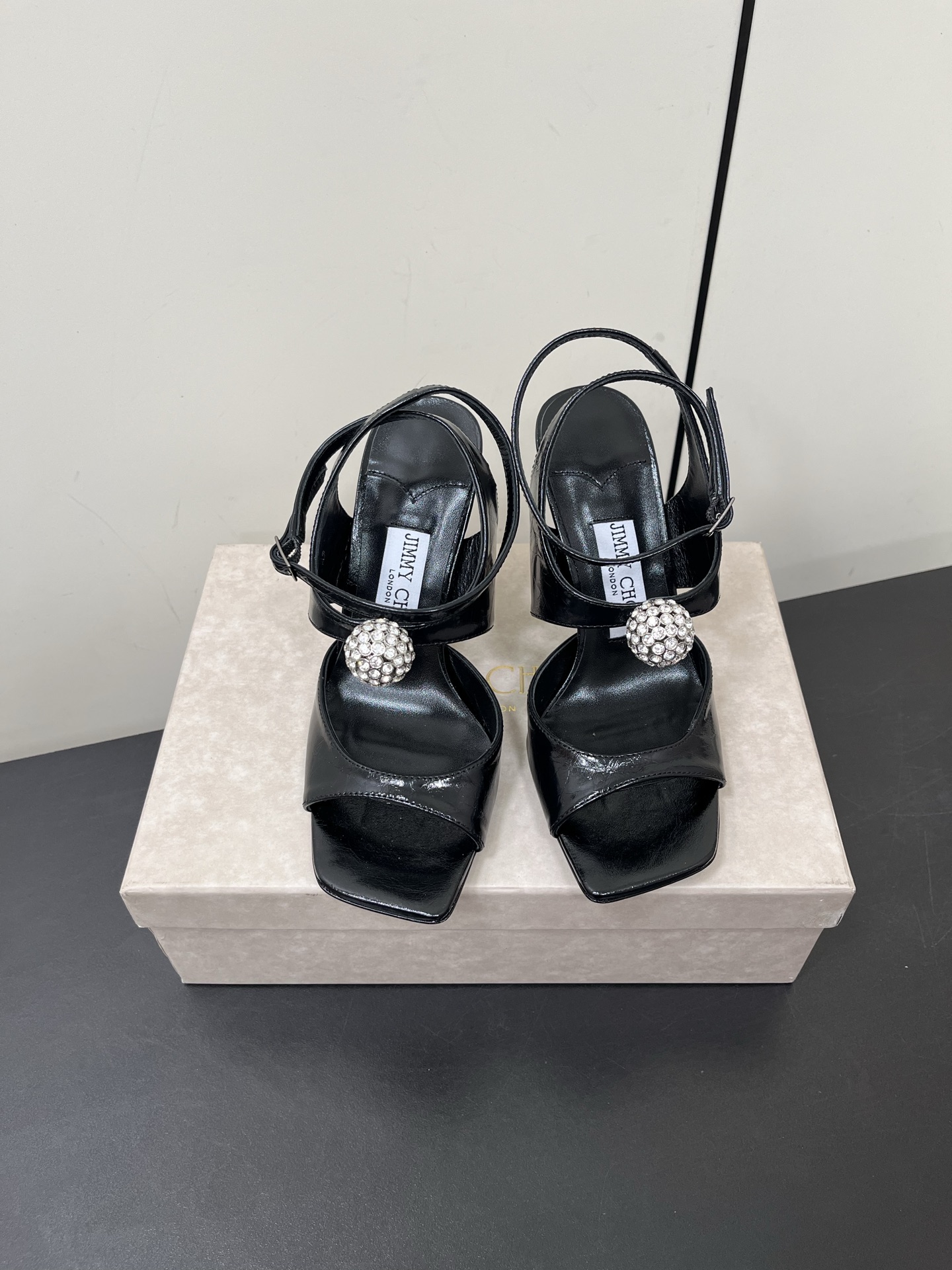 NO:233077,Jimmy Choo high heel heavy industry sewing diamond exquisite sandals synchronous counter easily satisfy blingbling. The noble and elegant atmosphere is shining and not vulgar. The shoe shape is very modified and the smooth lines show the high-end feeling. The upper is exquisite and age-reducing. The upper is ox patent leather   hand-sewn diamond imported sheepskin leather outsole heel height 9.5cm Size35-40 (40 custom made without return and exchange), sandals, jimmy choo, sandals, sheepskin, Leather soles19860909Jimmy Choo高跟重工缝钻精致凉鞋 同步专柜 轻松满足 blingbling 迎面扑来高贵典雅的气息闪亮不显庸俗,鞋型非常修饰脚型流畅线条尽显高级感,上脚精致又减龄 鞋面牛漆皮 手工缝钻 内里进口羊皮 真皮大底 跟高9.5cm Size35-40(40定做不退换）,凉鞋,jimmy choo,sandals,sheepskin,Leather soles,Women's Shoes