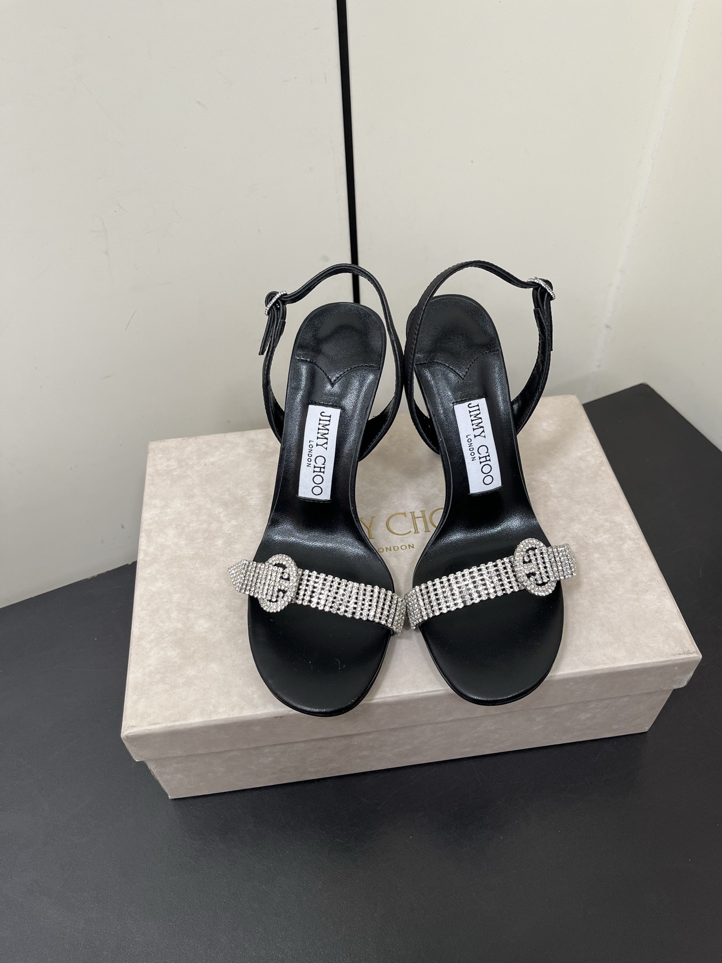 NO:233080,Jimmy Choo high heel heavy industry sewing diamond exquisite sandals synchronous counter easily satisfy blingbling. The noble and elegant atmosphere is shining and not vulgar. The shoe shape is very modified and the smooth lines show the high-end feeling. The foot is exquisite and age-reducing. Hand-sewn diamonds. Imported sheepskin inside. Leather sole. Heel height 9.5cm. Size35-40 (40 custom made without return and exchange. Sandals, jimmy choo, sandals, sheepskin, Leather soles.19860909Jimmy Choo高跟重工缝钻精致凉鞋 同步专柜 轻松满足 blingbling 迎面扑来高贵典雅的气息闪亮不显庸俗,鞋型非常修饰脚型流畅线条尽显高级感,上脚精致又减龄 手工缝钻 内里进口羊皮 真皮大底 跟高9.5cm Size35-40(40定做不退换,凉鞋,jimmy choo,sandals,sheepskin,Leather soles,Women's Shoes