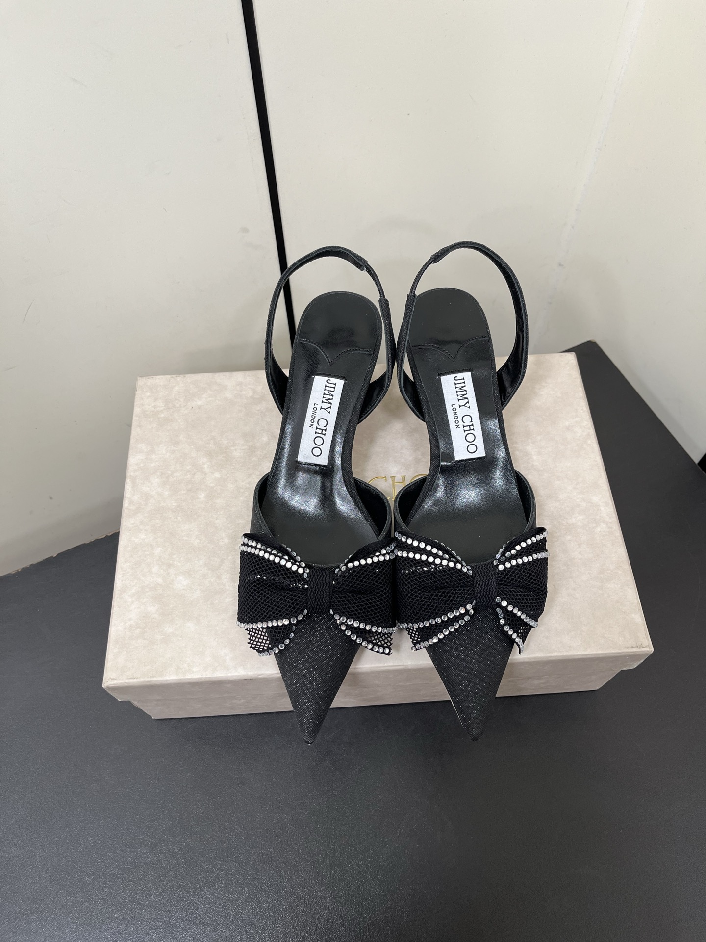 NO:233086,Jimmy Choo 25/ Verity Sandal The latest bow cat heel sandals synchronous counter, specialty, specialty, comfortable and casual, sweet, easy to satisfy without any relief, blingblingbling, a noble and elegant atmosphere that shines without vulgarity!  The shoe shape is very modified with the foot shape, the smooth lines show the high-end feeling, the foot is exquisite and age-reducing! Fabric: Original imported fabric Inner: Imported crystal sheepskin Outsole: Italian leather outsole Heel height 4.5cm Size#35-41 (40.41. Custom made without return), sandals, jimmy choo, jimmy choo, sandals, slippers, sheepskin, Leather soles19860909Jimmy Choo吉米周 25/ Verity Sandal 最新蝴蝶结猫跟凉拖鞋 同步专柜 主打精致 舒适度休闲 甜美 无解风都轻松满足 blingbling 迎面扑来高贵典雅的气息,闪亮不显庸俗！鞋型非常修饰脚型,流畅线条尽显高级感,上脚精致又减龄! 面料: 原版进口布料 内里: 进口水晶羊皮 大底: 意大利真皮大底 跟高4.5cm Size#35-41（40.41.定做不退换）,凉鞋,jimmy choo,jimmy choo,sandals,slippers,sheepskin,Leather soles,Women's Shoes