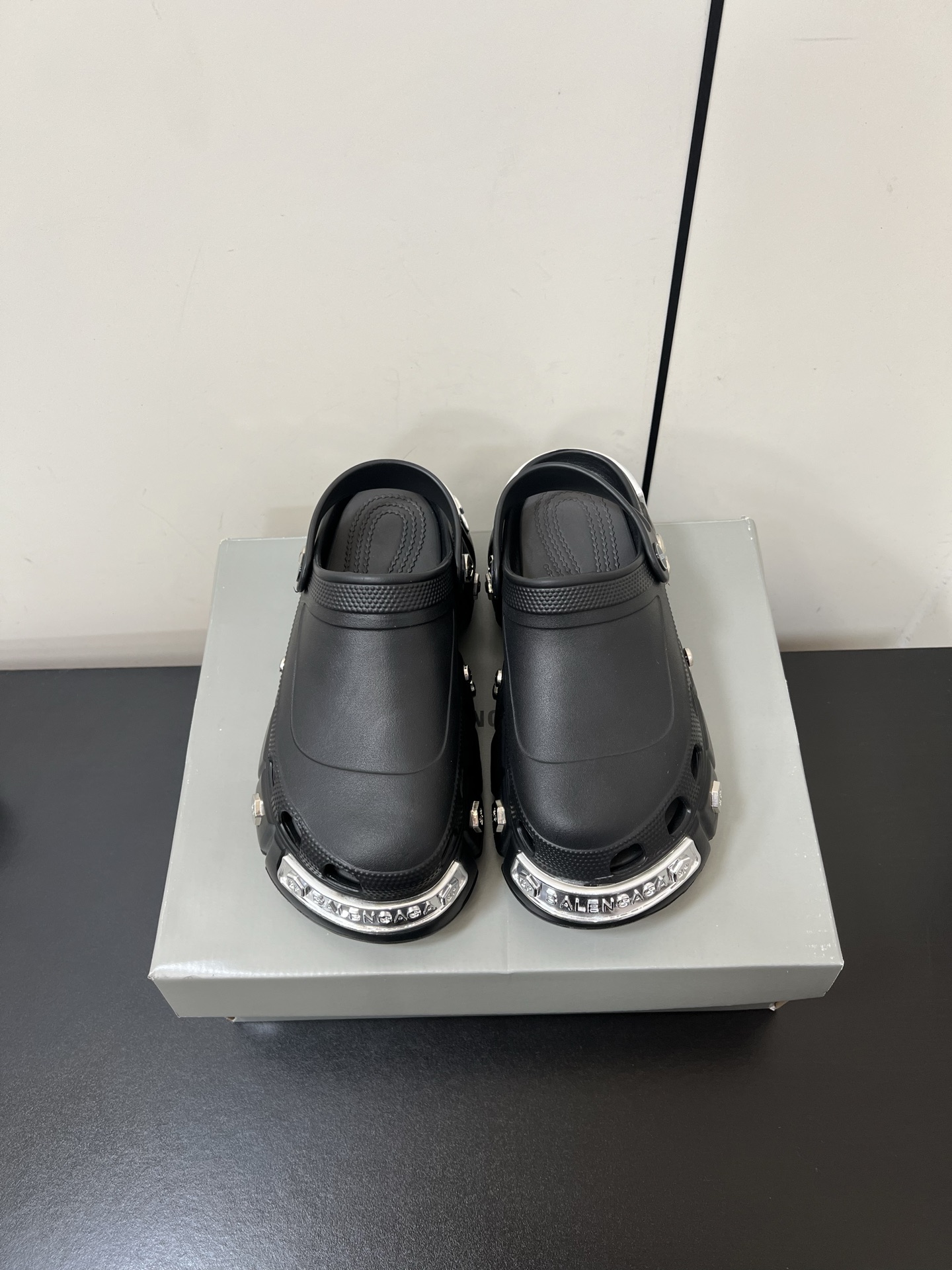 NO:225161,Balenciaga×Crocs Cooperation model, Balenciaga summer hole shoes, original shoes purchased and developed, 11 cm rubber foam thick sole, silver decoration and gravure BBBalenciaga brand logo, round nail engraved BB logo, full set of accessories and packaging Size 36-45 (for women 40 men 45 customization, no return or exchange), slippers, balenciaga, balenciaga, slippers19860909Balenciaga×Crocs 合作款,巴黎世家夏季洞洞鞋,原鞋购入开发,11厘米橡胶发泡厚底,鞋底银色装饰并凹印BBBalenciaga品牌标识,圆钉镌刻BB标识,全套配件及包装 尺码36-45（女40男45定制不退换）,拖鞋,balenciaga,balenciaga,slippers,Women's Shoes