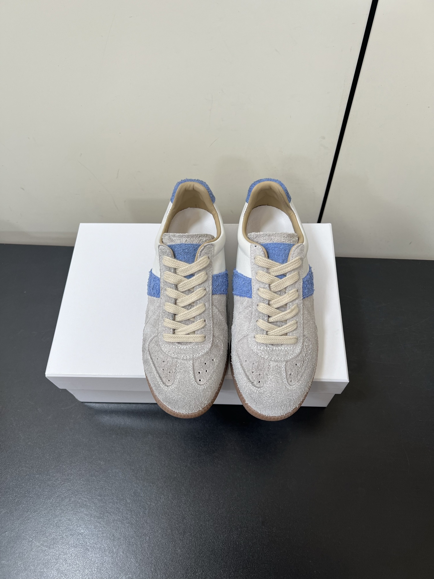NO:225151,Men's Maison Margiela Tibi mm6 Majra 2025ss classic old dirty and dirty shoes 25ss cabinet cabinet latest color The cabinet has been sold out and is invincible and beautiful, the only version is fine. Many pairs of genuine products are purchased back and developed 1 to 1!  Upper: cowhide plush inner lid: imported lambskin original open mold rubber wear-resistant beef tendon sole Size: 35-45 (for women 40 men 45 custom-made, no return or exchange), casual shoes/sports shoes, masion margiela, masion margiela, sneakers, cowhide, sheepskin19860909男款Maison Margiela tibi mm6马吉拉2025ss经典做旧脏脏德训鞋 25ss柜柜最新色 柜已售罄 无敌好看,唯一对版 细品 多双正品代购回来1比1出模开发！ 鞋面:牛皮长毛绒 内里:进口小羊皮 鞋底原版开模橡胶耐磨牛筋底 Size:35-45（女40男45定制不退换）,休闲鞋/运动鞋,masion margiela,masion margiela,sneakers,cowhide,sheepskin,Women's Shoes