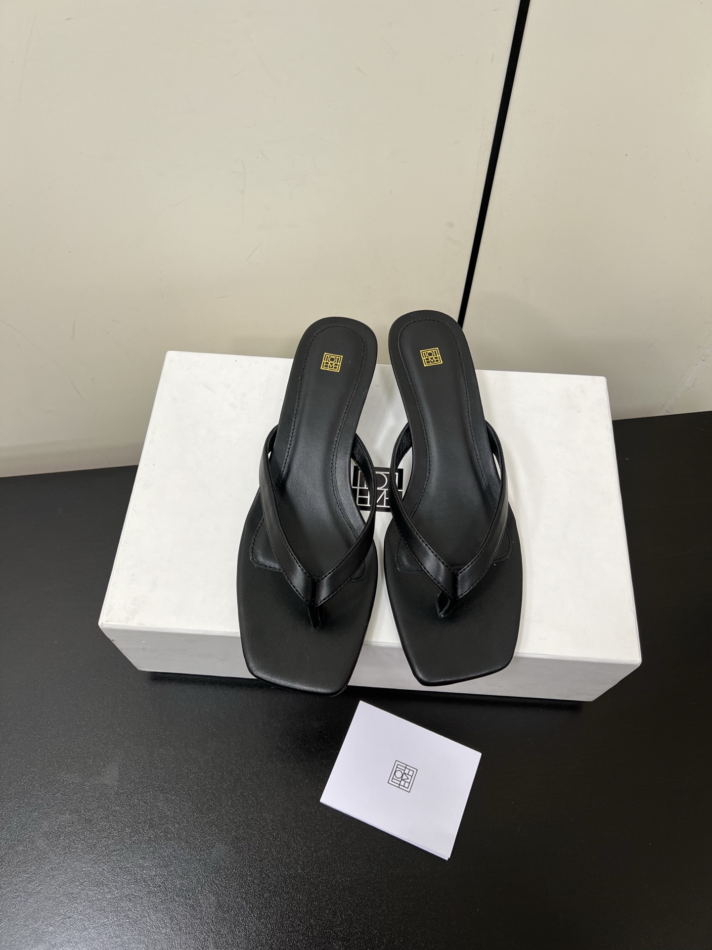 NO:225179,Niche toteme 25ss French kitten and foot-clip strokes to carry French elegance to the end. This year, another pair of foot-clips will be together this summer!  Toteme This pair of cat heels is the most elegant design. The inside of the shoe is very soft and a very Korean pair of small shoes. Cowhide upper, genuine leather, heel height 3cm, size 35-40 (40 custom made without return and exchange), split-toe shoes, cowhide, Leather soles19860909小众 toteme 25ss法式小猫跟夹脚拖 将法式优雅进行到底 今年再来一双夹脚这个夏天就齐活了！toteme这双猫跟是设计最优雅的了,鞋内很软,很韩的一对小鞋子 鞋面牛皮 大底真皮大底 跟高3cm 码数35-40（40定制不退换）,分趾鞋,cowhide,Leather soles,Women's Shoes