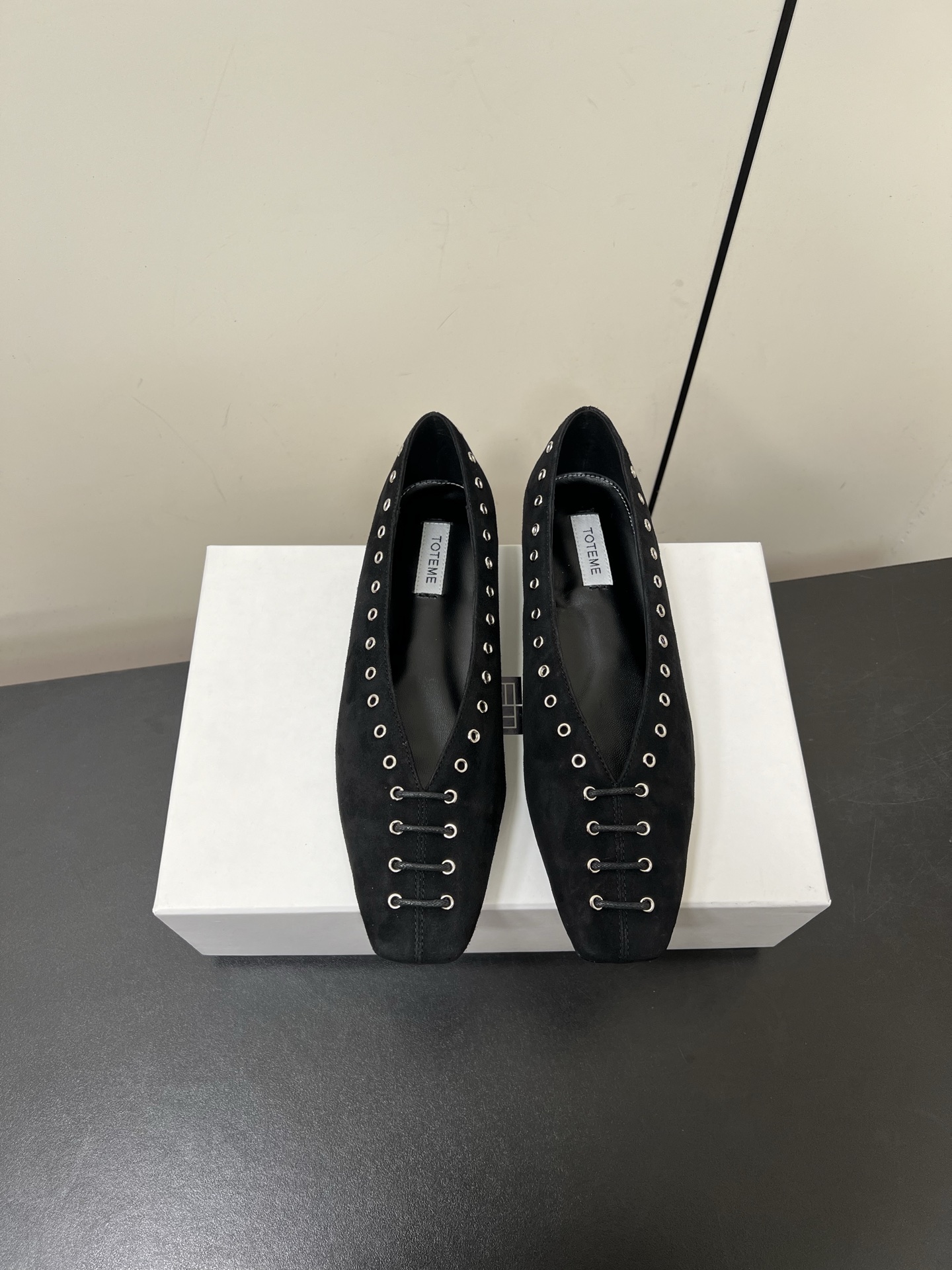 NO:225167,Toteme 25 early spring new small square-toed suede loafers This new model is really simple and high-end. The rivets and straps are avant-garde and fashionable. The niche and tasteful. The flat sole is simply comfortable. It is effortless to wear. The upper is imported suede, sheepskin, and Italian leather sole. Size35-40 (40 custom-made, non-return and exchange), loafers, loafers, sheepskin, chamois leather, Leather soles19860909Toteme 25早春新款小方头麂皮乐福鞋 这次的新款真的是简约又透入着高级 铆钉加绑带的设计前卫又时髦 小众有品味 平底简直舒适绝了.穿上它毫不费力的穿搭 鞋面采用进口麂皮,内里羊皮,意大利真皮大底 Size35-40（40定制不退换）,乐福鞋,loafers,sheepskin,chamois leather,Leather soles,Women's Shoes