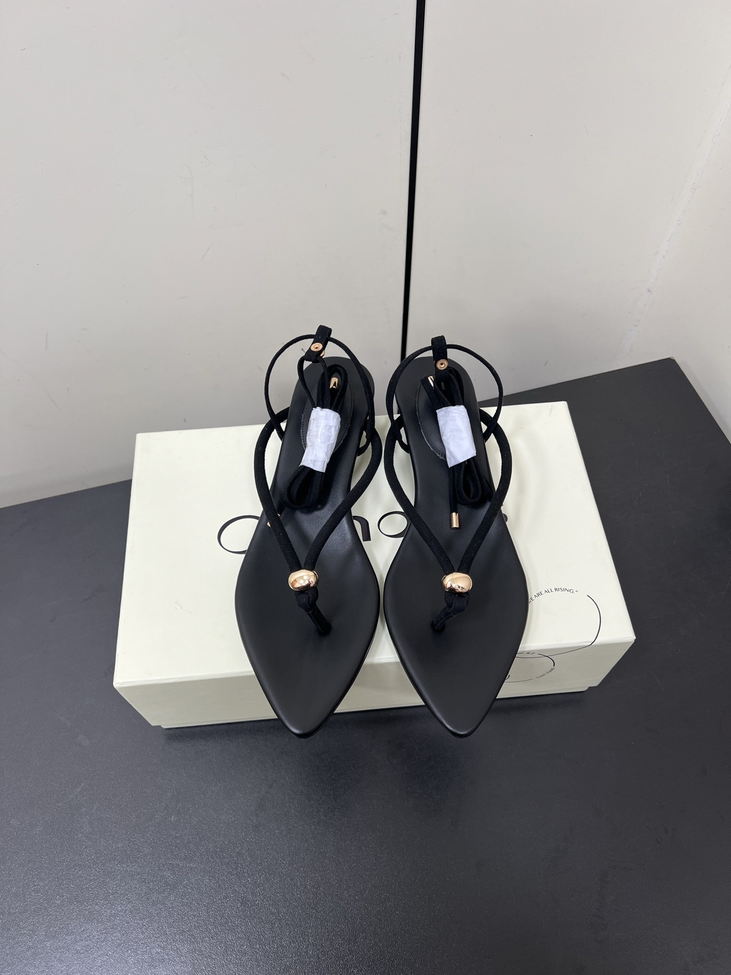 NO:225160,Orinous 25ss New beautiful pointed toe sandals in early spring The minimalist beauty in the fashion industry Classic fashion color scheme The effortless elegance is coming. Fashionable, exquisite, beautiful, toe toe. Simple new everyday sandals are beautiful and high-end slippers. This style is super good on the feet and can lengthen the legs. Fabric original sheep lining, inner sheepskin inner foot pad full sheepskin wrapping, outsole genuine leather sole Size#35-40 (40 custom made non-return), split-toe shoes, sandals, slippers, sheepskin, sheep19860909Orinous 25ss 早春新款绝美尖头夹脚凉鞋 时尚界久违的极简之美 经典时尚配色 毫不费力的优雅风来袭 时髦 精致 绝美 夹脚尖头 简约新款日常凉鞋美出高级感拖鞋这款上脚超好而且可以拉长腿型. 面料原版羊猄 内里羊皮内里 垫脚全羊皮包裹 大底真皮鞋底 Size#35-40（40 订做不退换）,分趾鞋,sandals,slippers,sheepskin,sheep,Women's Shoes