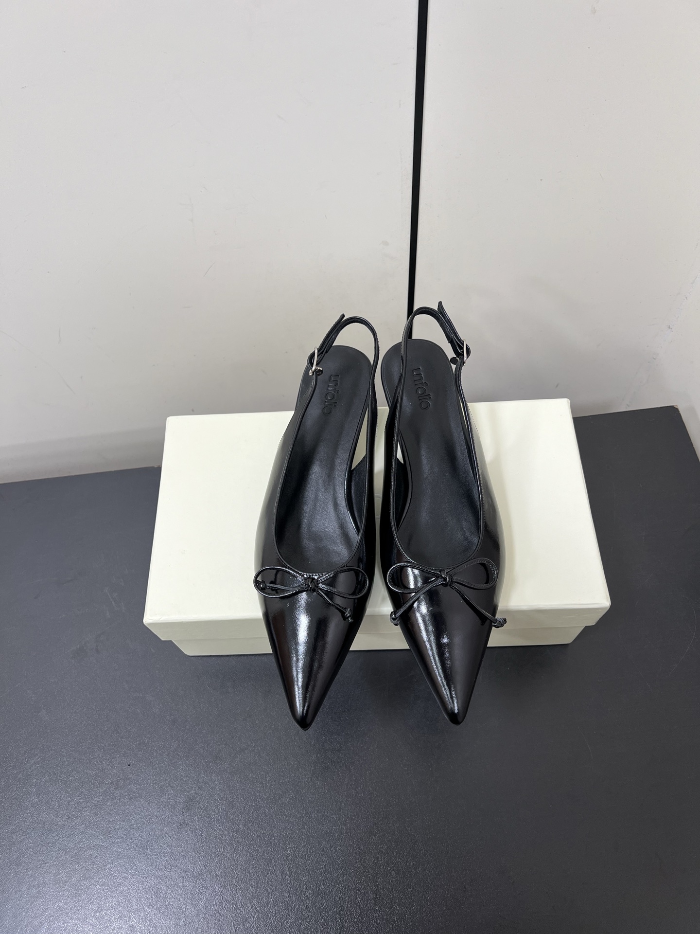 NO:225150,unfolio 25ss New beautiful pointed toe heels in early spring The minimalist beauty in the fashion industry Classic fashion color scheme The effortless elegance is coming. Fashionable, exquisite, beautiful, Baotou pointed toe, open-edge beads, fashionable and simple, new everyday slippers, beautiful, high-end slippers, this style is super good on the feet and can lengthen the legs. Original fabric oil wax cowhide, inner sheepskin inner, outsole genuine leather sole Size#35-40 (40 custom made, non-return), sandals, sandals, slippers, cowhide, sheepskin19860909unfolio 25ss 早春新款绝美尖头跟鞋 时尚界久违的极简之美 经典时尚配色 毫不费力的优雅风来袭 时髦 精致 绝美 包头尖头 开边珠外穿时尚气质简约新款日常拖鞋美出高级感拖鞋这款上脚超好而且可以拉长腿型. 面料原版油蜡牛皮 内里羊皮内里 大底真皮鞋底 Size#35-40（40 订做不退换）,凉鞋,sandals,slippers,cowhide,sheepskin,Women's Shoes