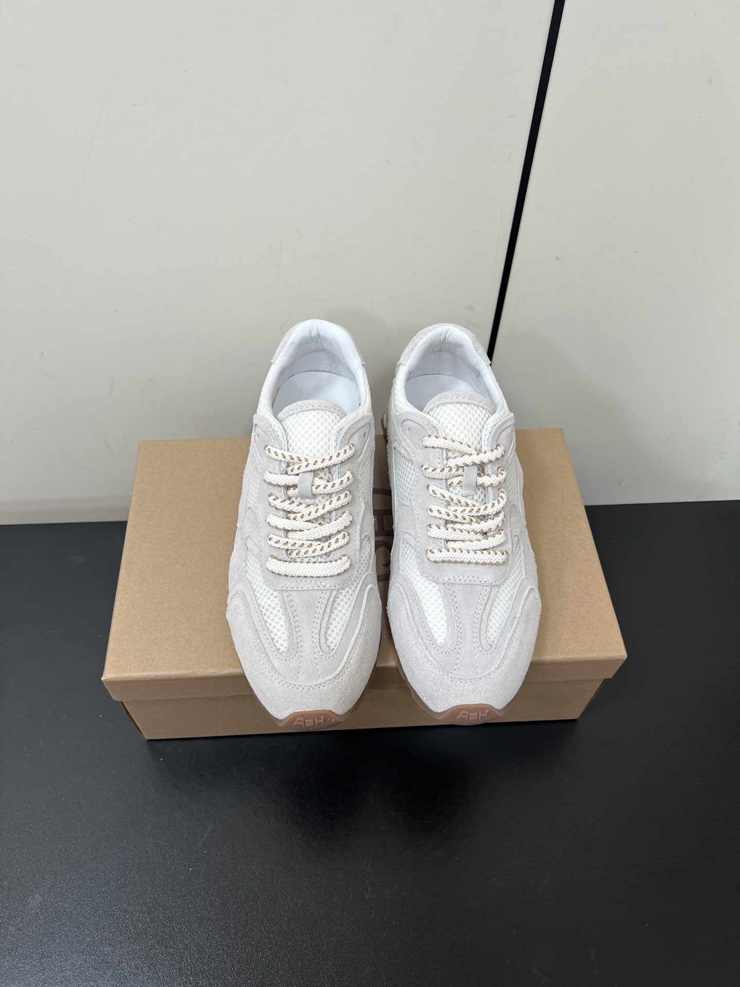 NO:225170,ASH 25 spring and summer new Forrest Gump casual sneakers!  Light luxury trendy brand, moral training shoes!  High-quality beef reverse velvet, the same casual series as the star, the simple design of punched breathable shoe body, paired with a lightweight rebound and height-enhancing sole!  The upper is made of high mercerized beef reverse velvet original mold opening mesh fabric, foot pad water dyed pig skin, original mold opening rubber outsole Size: 35-40 (40 custom made without return) with original packaging, casual shoes/sports shoes, sneakers19860909ASH 25春夏新款阿甘休闲运动鞋！轻奢潮牌 德训鞋 ！优质牛反绒 明星同款休闲系列,简约设计的冲孔透气鞋身,搭配轻盈回弹增高鞋底！ 鞋面采用高丝光牛反绒原版开模网布 垫脚水染猪皮 原版开模橡胶大底 码数:35-40（40定做不退换） 配原版包装,休闲鞋/运动鞋,sneakers,Women's Shoes