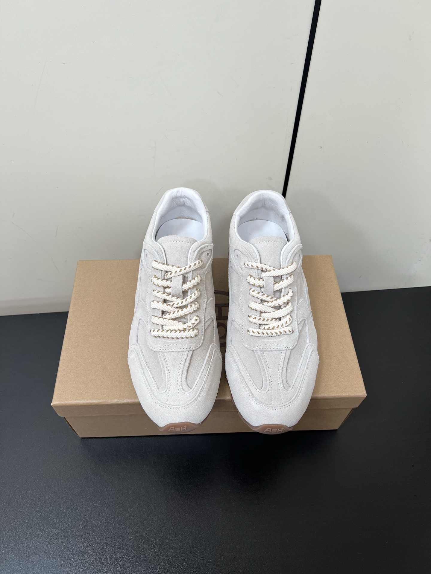 NO:225176,ASH 25 spring and summer new Forrest Gump casual sneakers!  Light luxury trendy brand, moral training shoes!  High-quality beef reverse velvet, the same casual series as the star, the simple design of punched breathable shoe body, paired with a lightweight rebound and height-enhancing sole!  The upper is made of high mercerized beef reverse velvet, footbed water dyed pig skin, original molded rubber outsole, size: 35-40 (40 custom made without return) with original packaging, casual shoes/sports shoes, sneakers19860909ASH 25春夏新款阿甘休闲运动鞋！轻奢潮牌 德训鞋 ！优质牛反绒 明星同款休闲系列,简约设计的冲孔透气鞋身,搭配轻盈回弹增高鞋底！ 鞋面采用高丝光牛反绒 垫脚水染猪皮 原版开模橡胶大底 码数:35-40（40定做不退换） 配原版包装,休闲鞋/运动鞋,sneakers,Women's Shoes